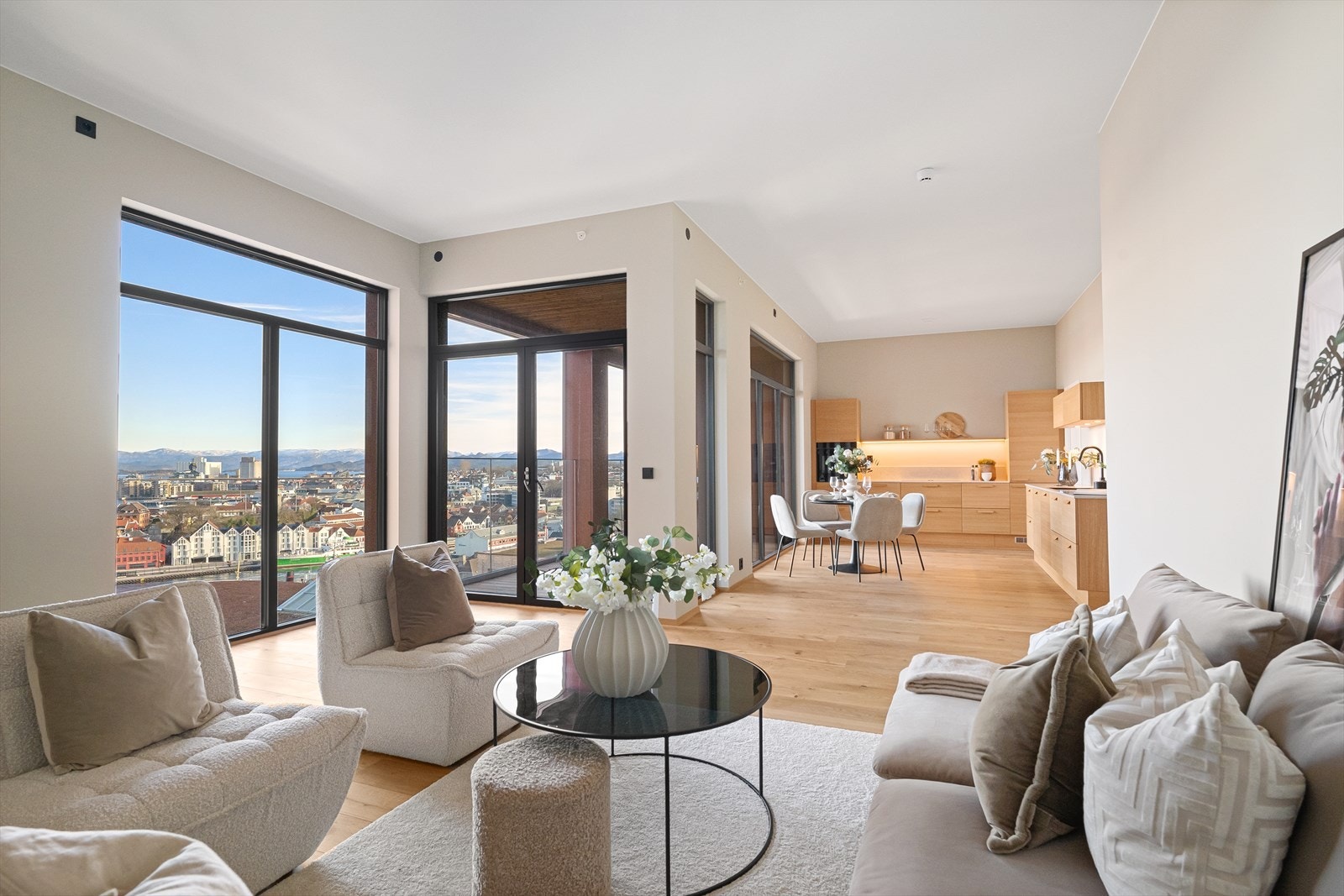 Spektakulær utsikt over byen fra ny, lekker leilighet med store vinduer som slipper inn rikelig med naturlig lys. Galleribilde