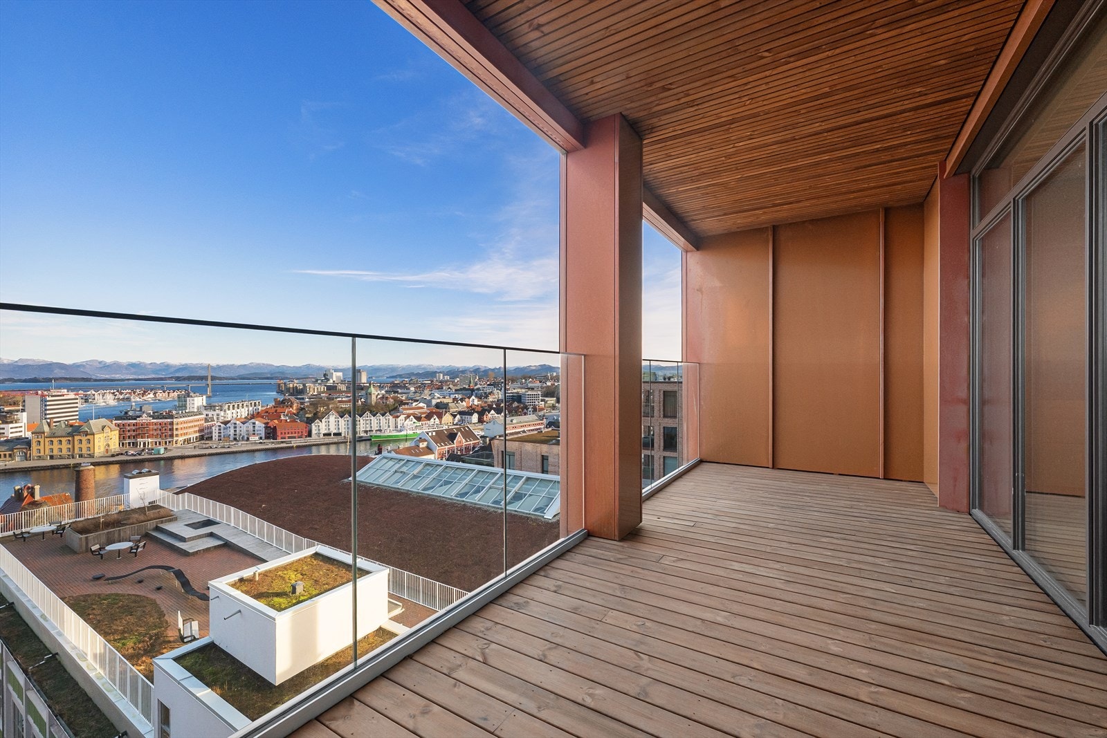 Glass-rekkverket på hovedbalkongen gjør at en får den storstilte utsikten inn i leiligheten. Galleribilde