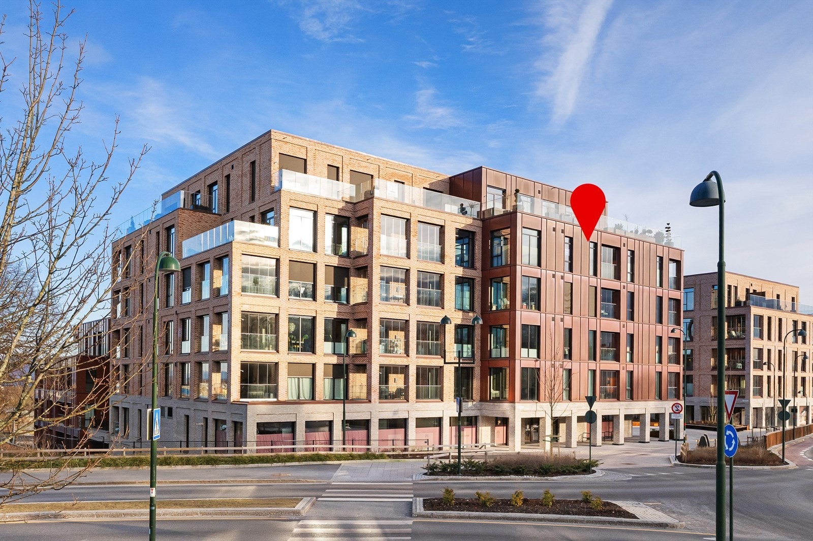 EiendomsMegler1 v/Sjur Svihus har gleden av å presentere denne meget attraktive leiligheten på 124 kvm i Bykronen - p-plass m/lader - 2 balkonger- 2 bad - 2 soverom Galleribilde