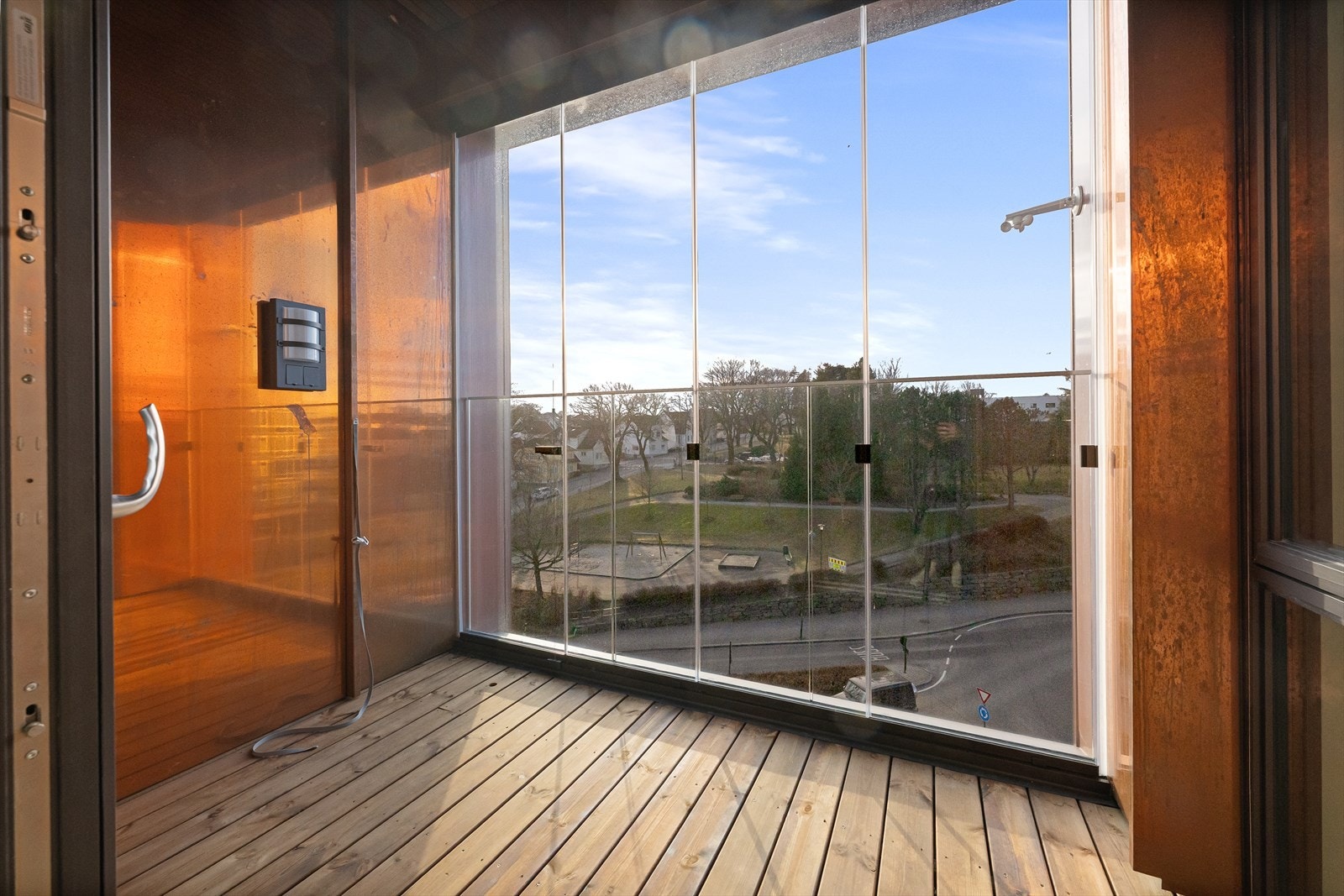 Lys og romslig balkong med glassvegger, som kan åpnes helt. Leiligheten har sol fra morgen til kveld. Galleribilde