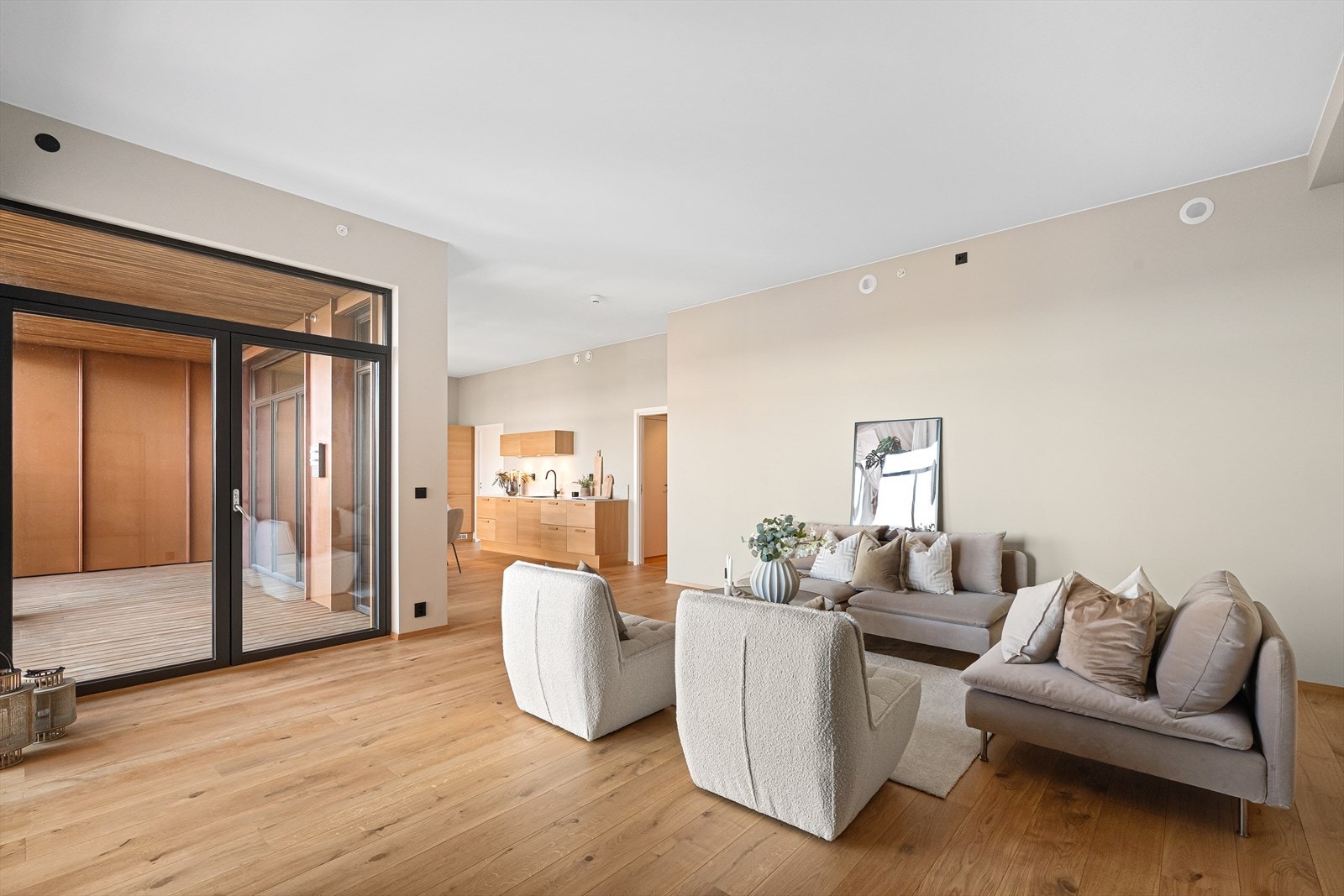 Moderne og lys stue med åpen planløsning, store vindusflater og utgang til den romslige balkongen. Galleribilde