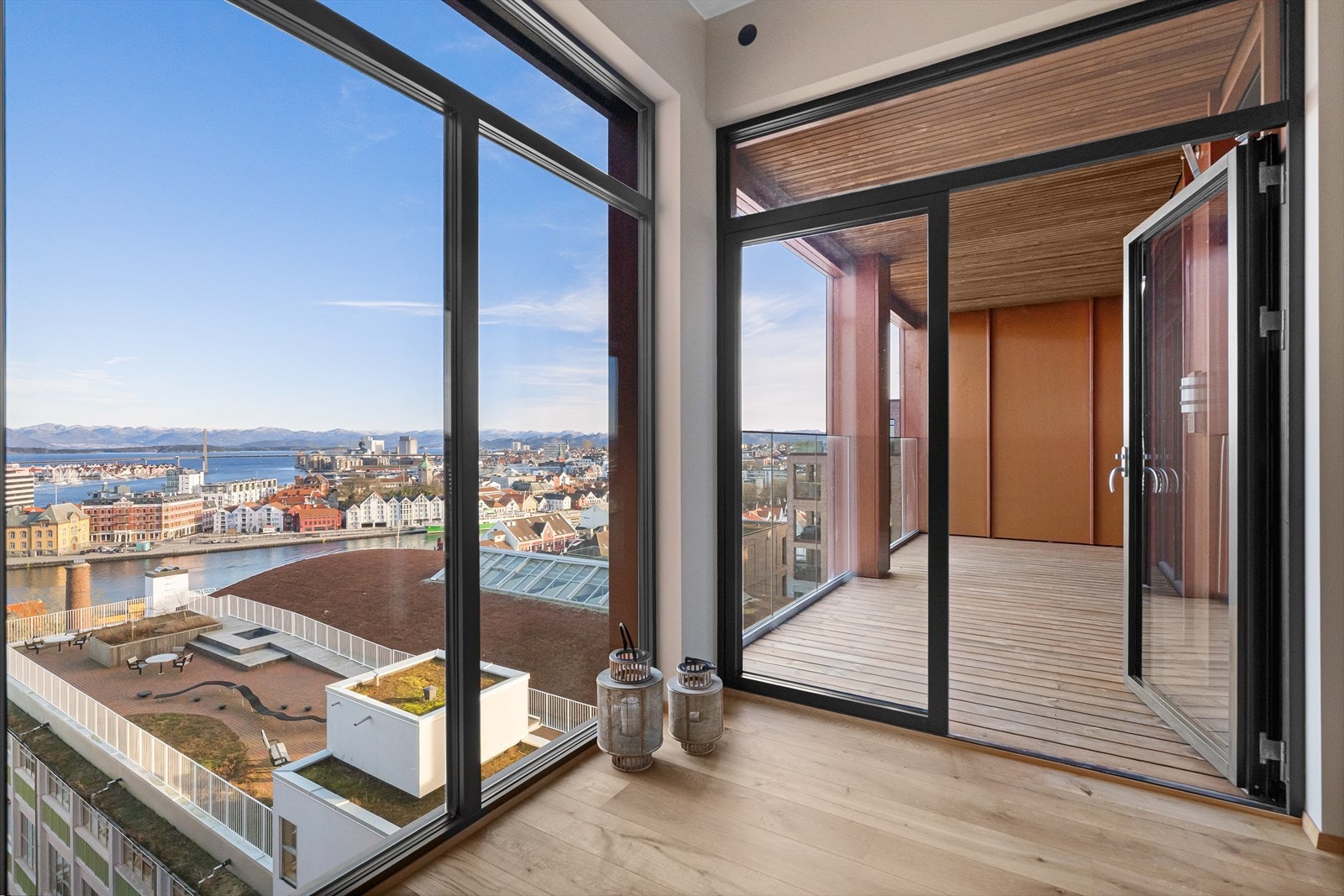 Stor, overbygget altan som blir en naturlig utvidelse og forlengelse av leiligheten. Galleribilde