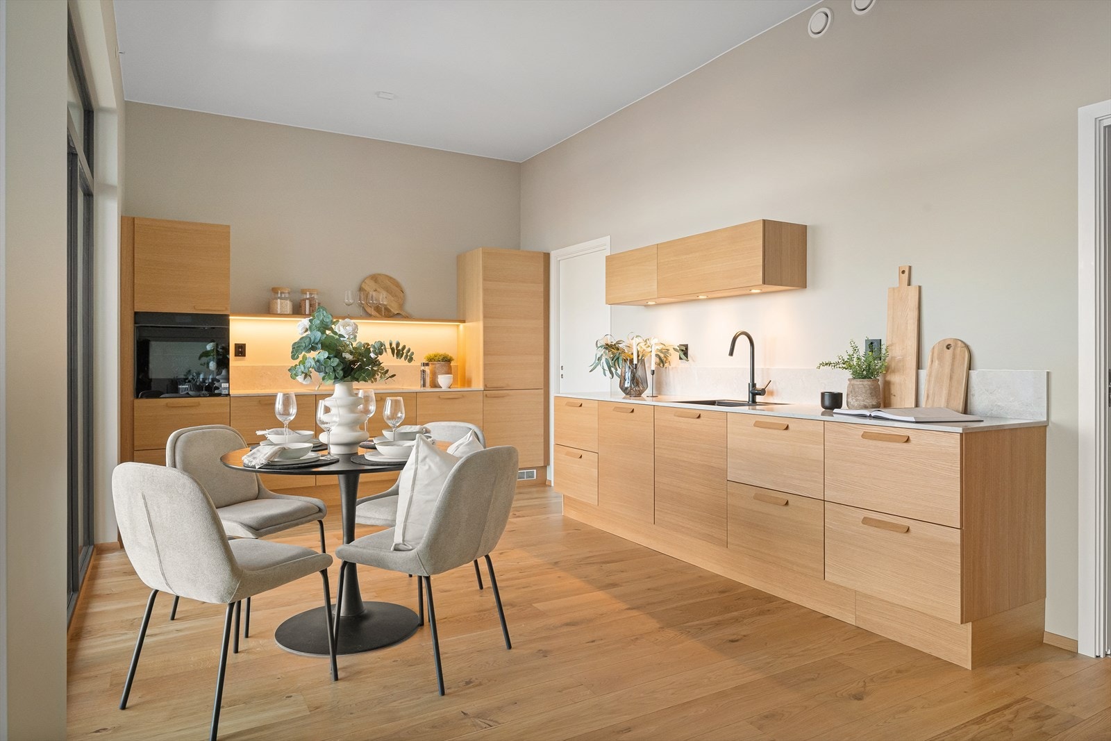 Komplett med integrerte hvitevarer og belysning. I hjørnet av kjøkkenet er det dør inn til meget praktisk spisskammer/bod Galleribilde