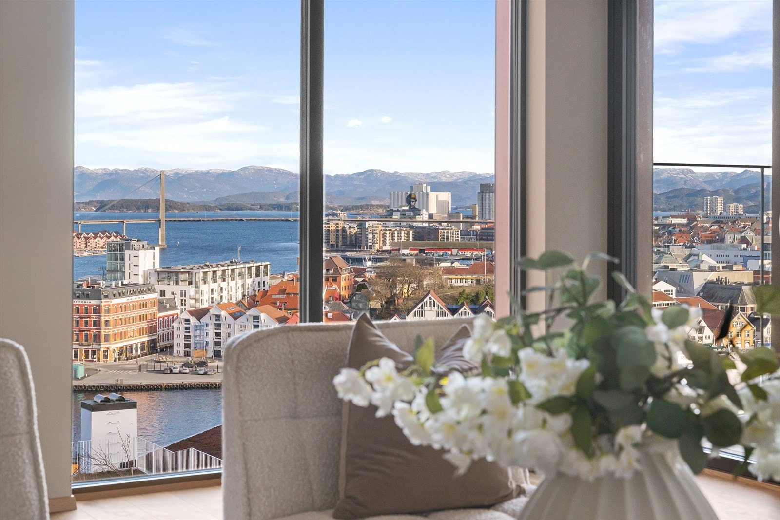 Spektakulær utsikt over byen og fjorden, med vakre fjell i horisonten, gir en unik og inspirerende opplevelse. Galleribilde