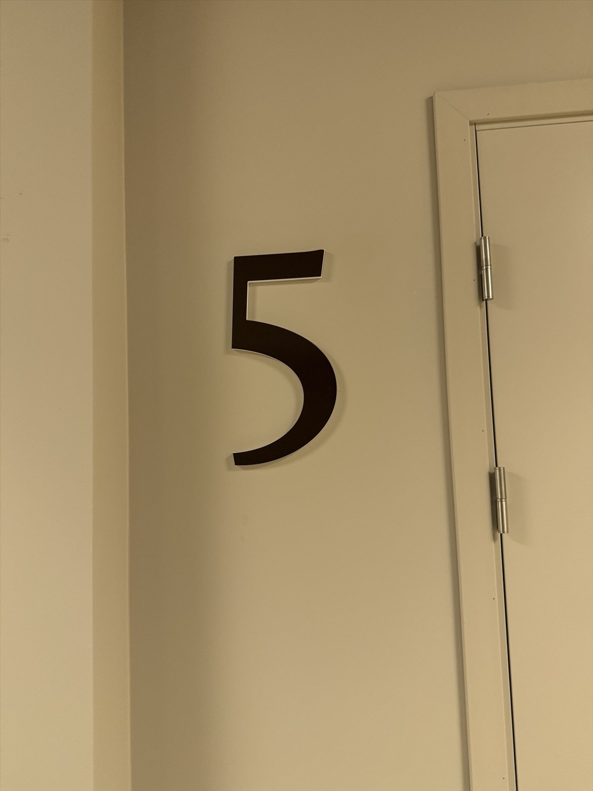 Leiligheten ligger i 5. etasje (nest øverst) Galleribilde