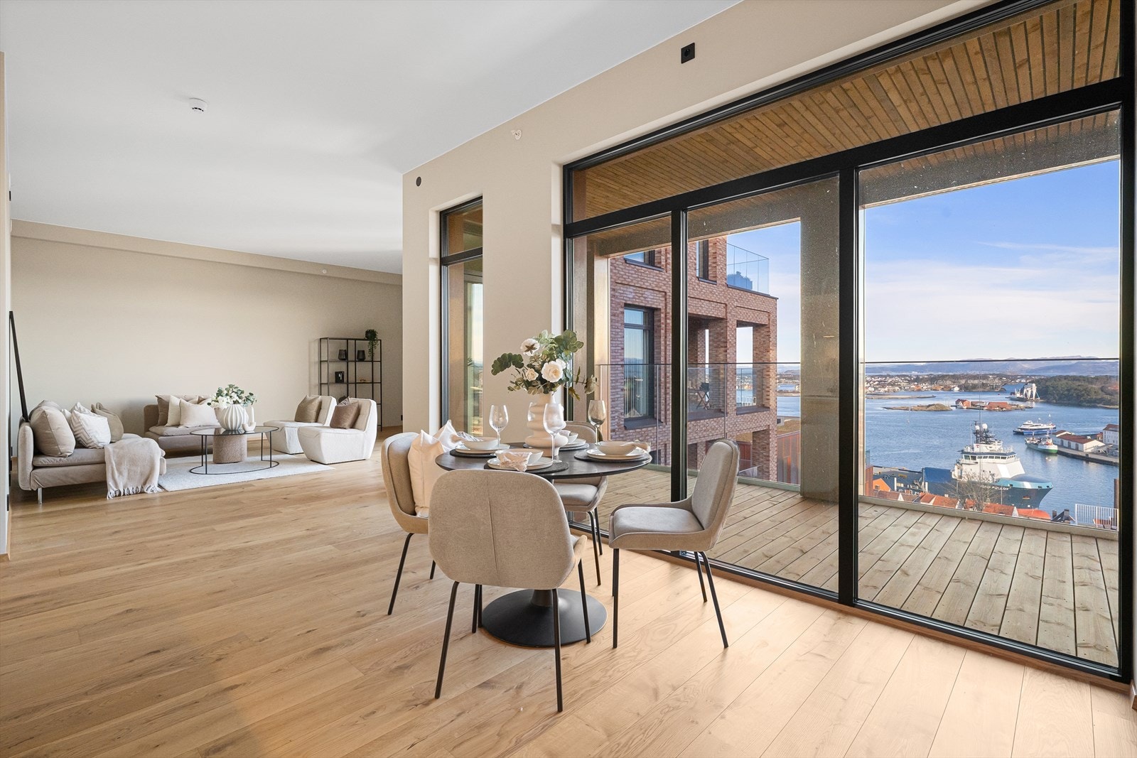 Rikelig plass til stort spisebord Galleribilde