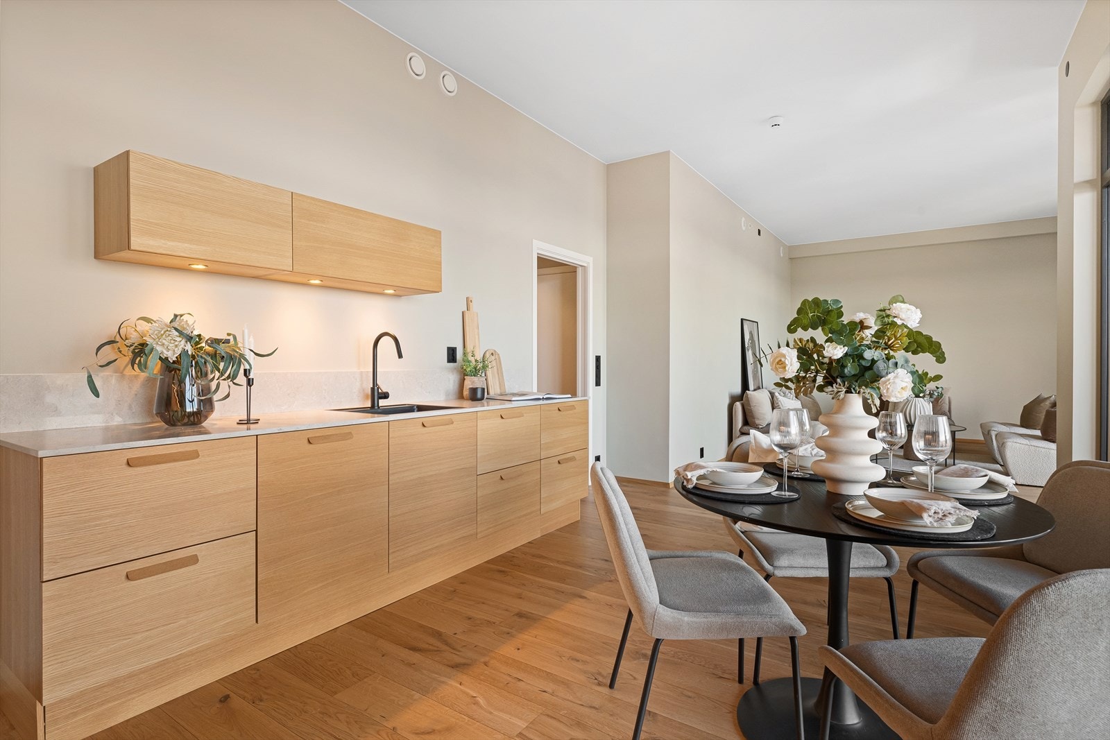 Funksjonell og åpen kjøkken/allrom- løsning Galleribilde