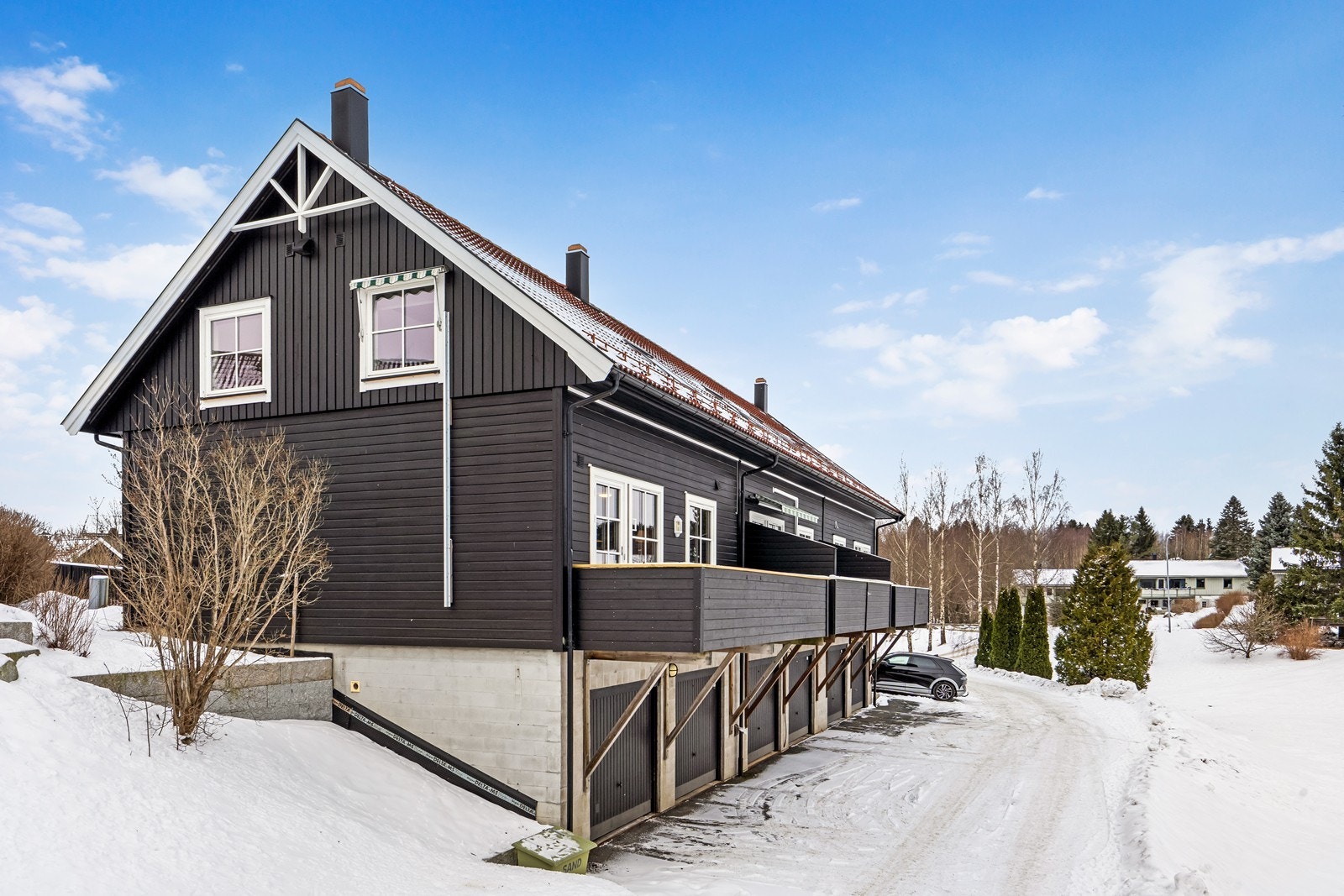 Garasjeplass med bod i forkant i underetasjen Galleribilde