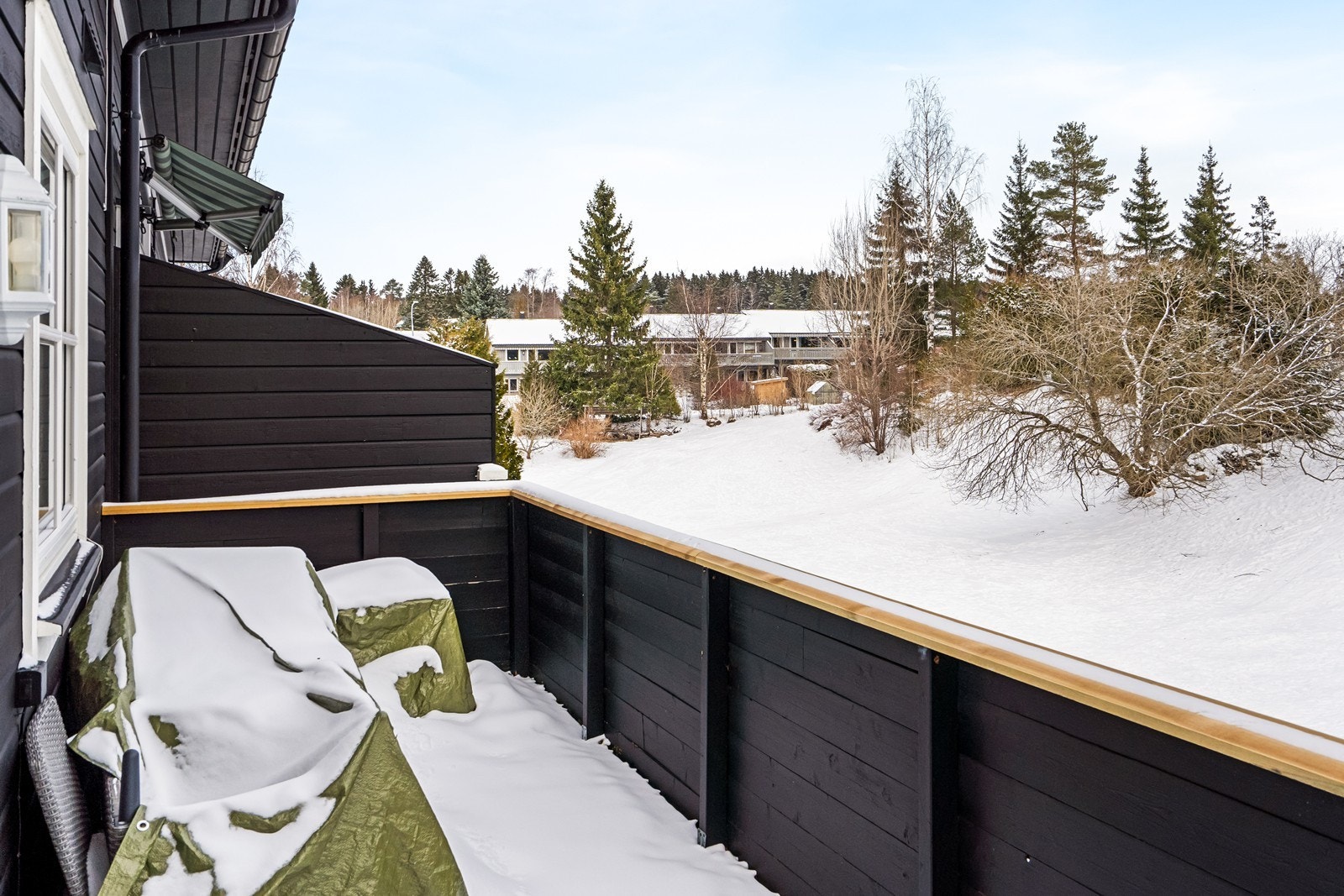 Fra verandaen har man koselig utsikt over nærområdet Galleribilde