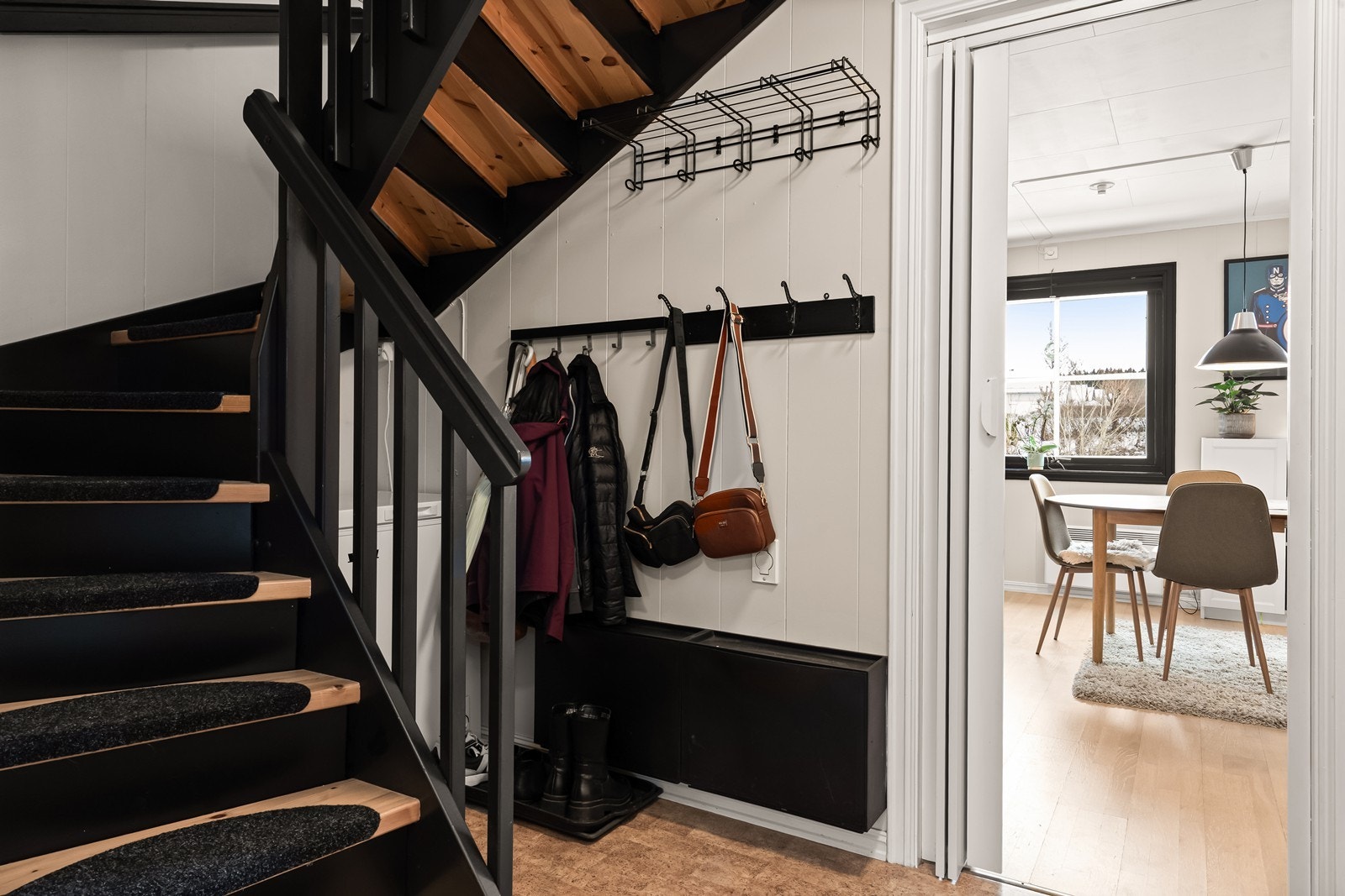 Trappegang med plass til å henge fra seg tøy og sko Galleribilde