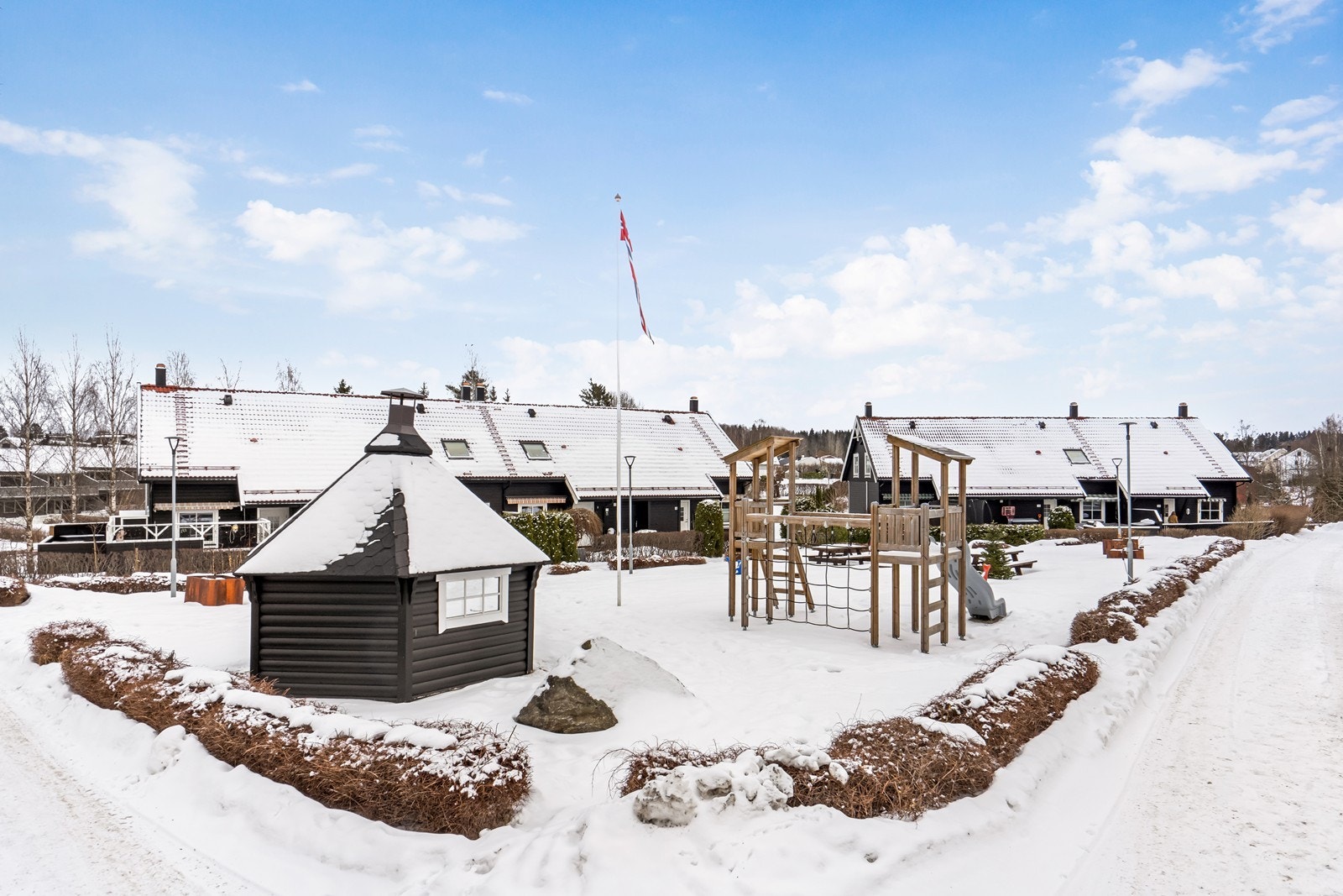 Koselig grill hytte og lekeplass mellom boligene Galleribilde