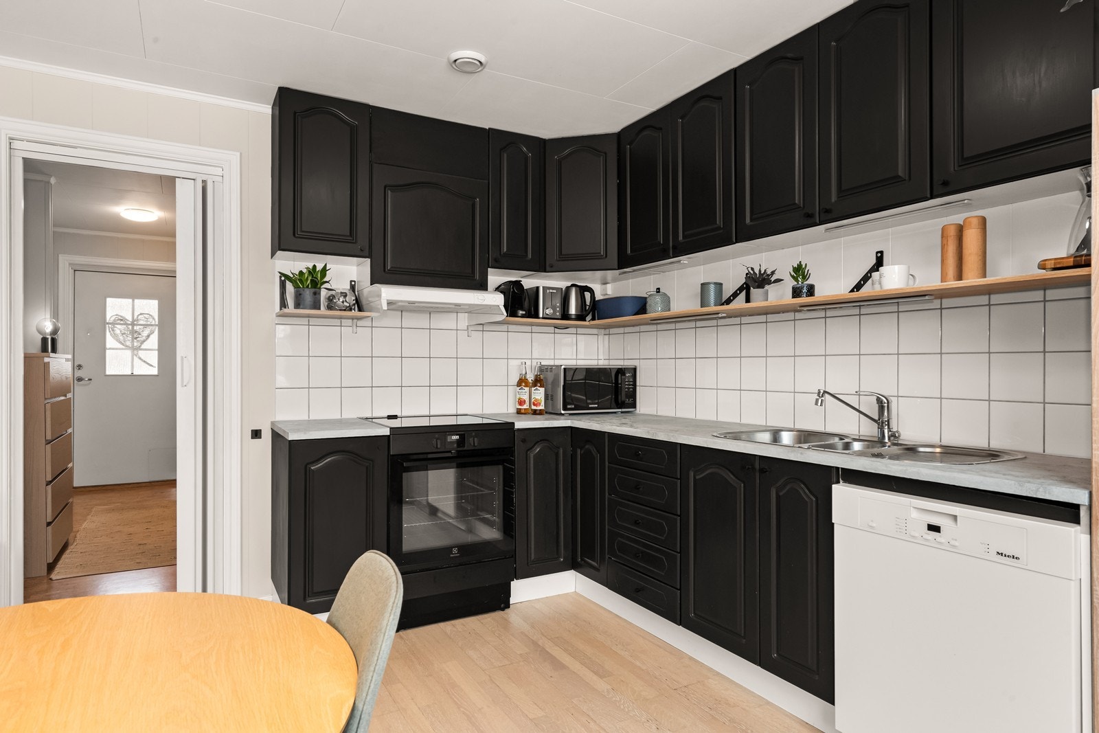 Overskapene er hevet til taket Galleribilde