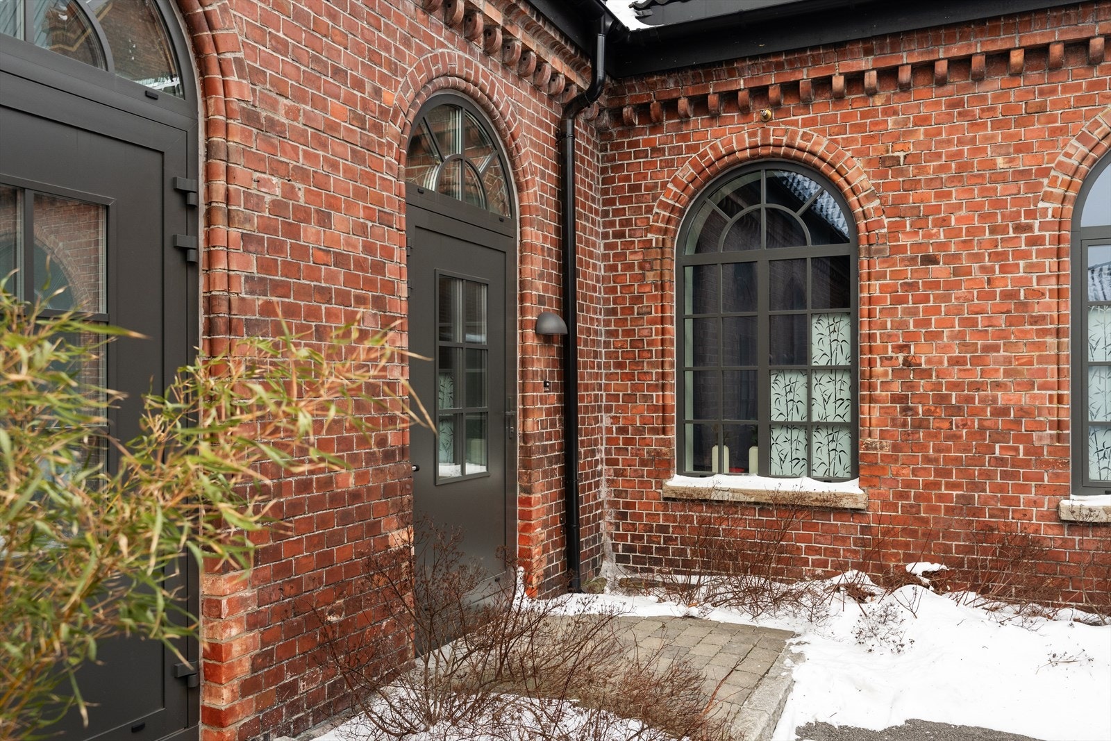 Inngangspartiet til leiligheten som vender ut mot den hyggelige bakgården. Galleribilde