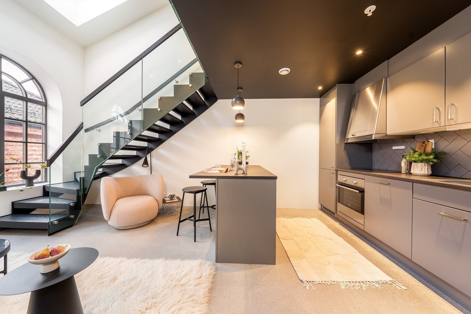 Bildet er fra tilsvarende leilighet i sameiet som er møblert. Bildet er mest som inspirasjon til møbleringsmuligheter og avvik vil forekomme. Galleribilde