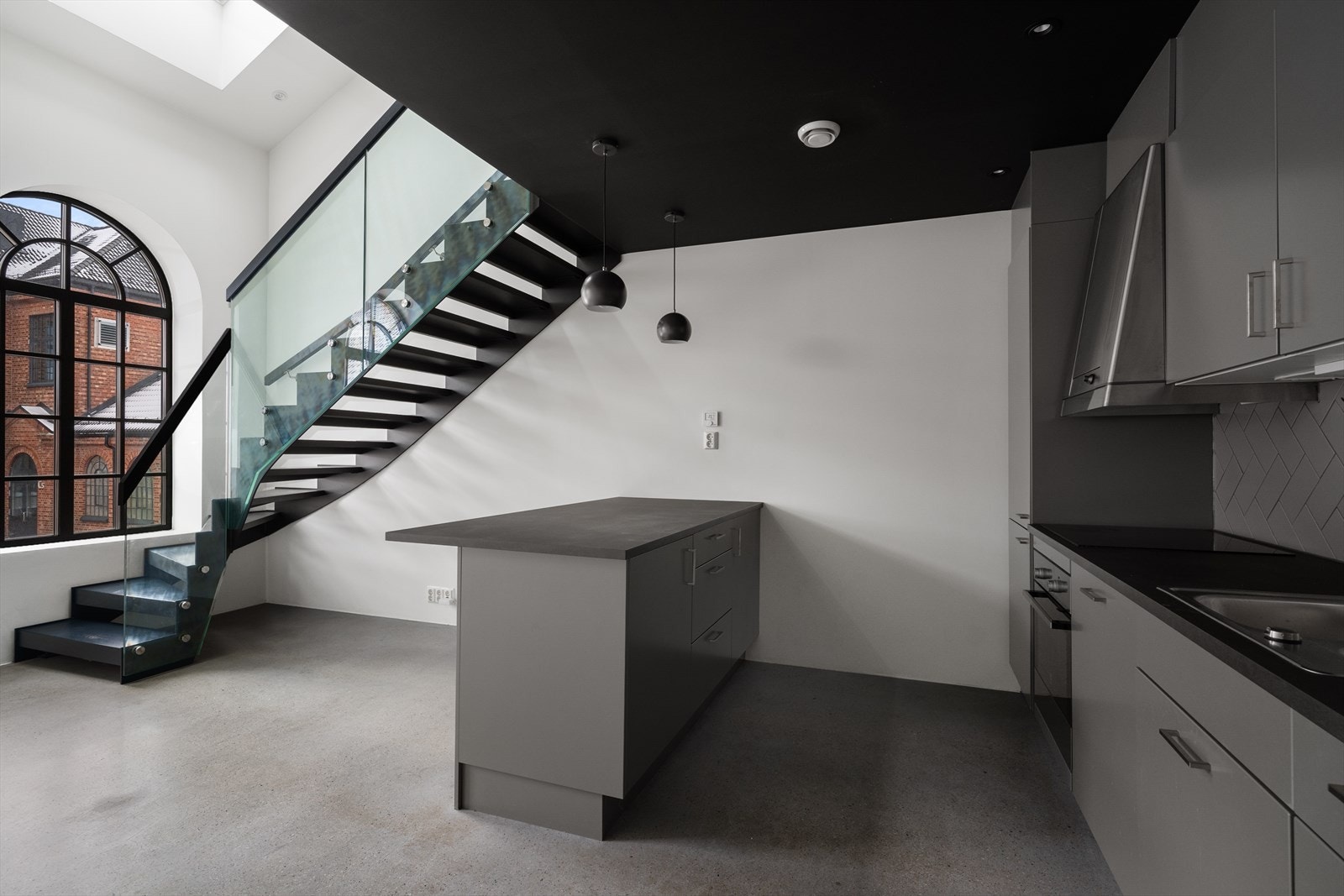 Moderne og lekker leilighet som byr på et industrielt preg sammen med gjennomførte farge- og materialvalg. Galleribilde