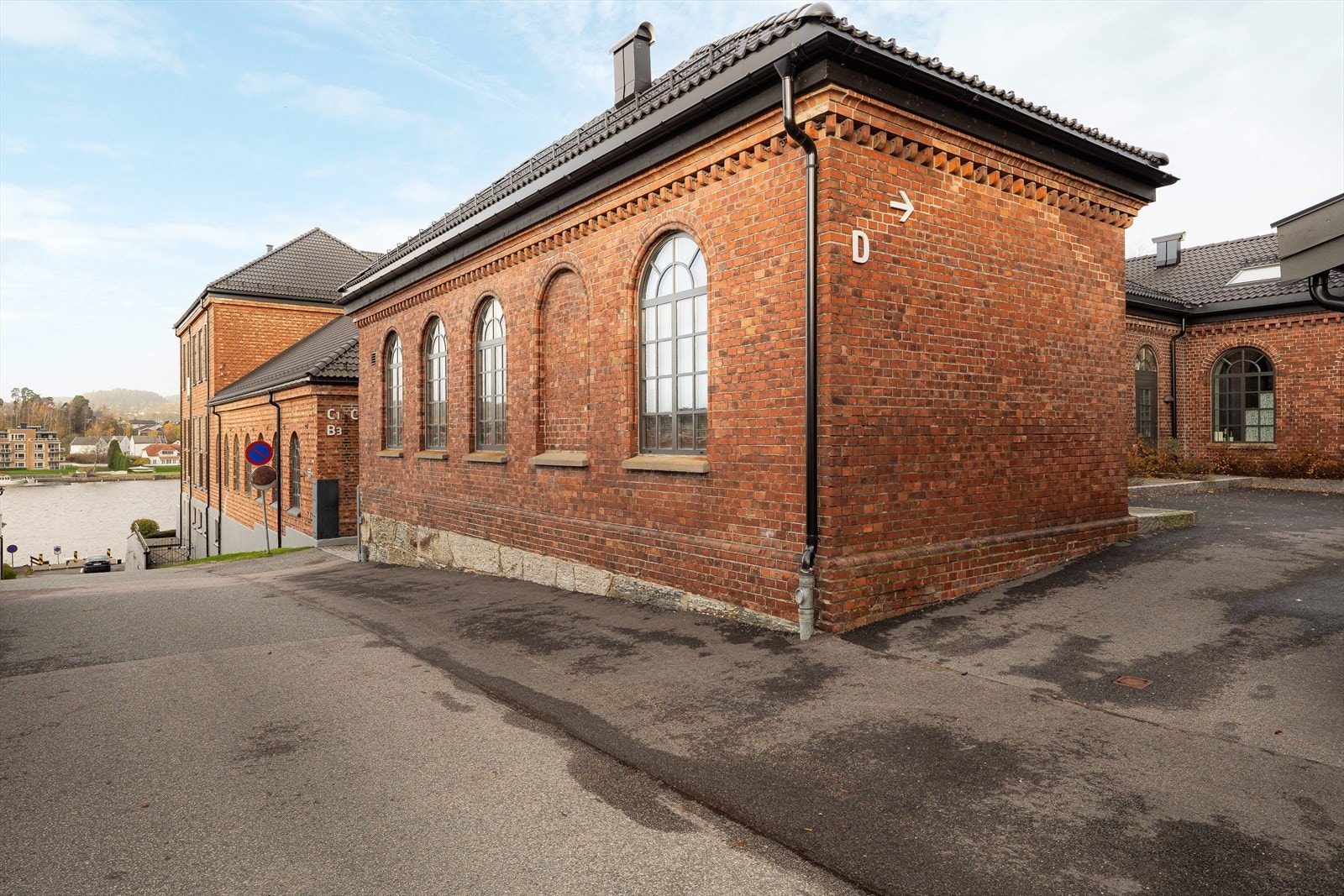 Fra eiendommen har man kort gangavstand via hyggelige boliggater og Osebrostrøket til Porsgrunns sentrumsgater med spisesteder, butikker og kulturliv med Ælvespeilet og gallerier. Galleribilde