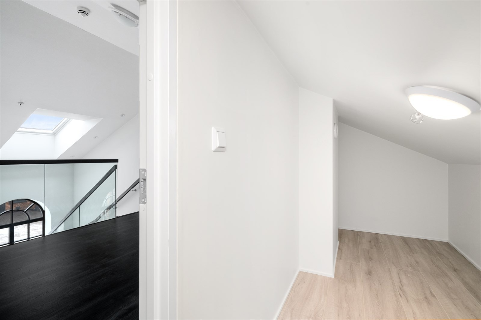 Ved soverommet på mesaninen er det bod med god lagringsplass. Galleribilde