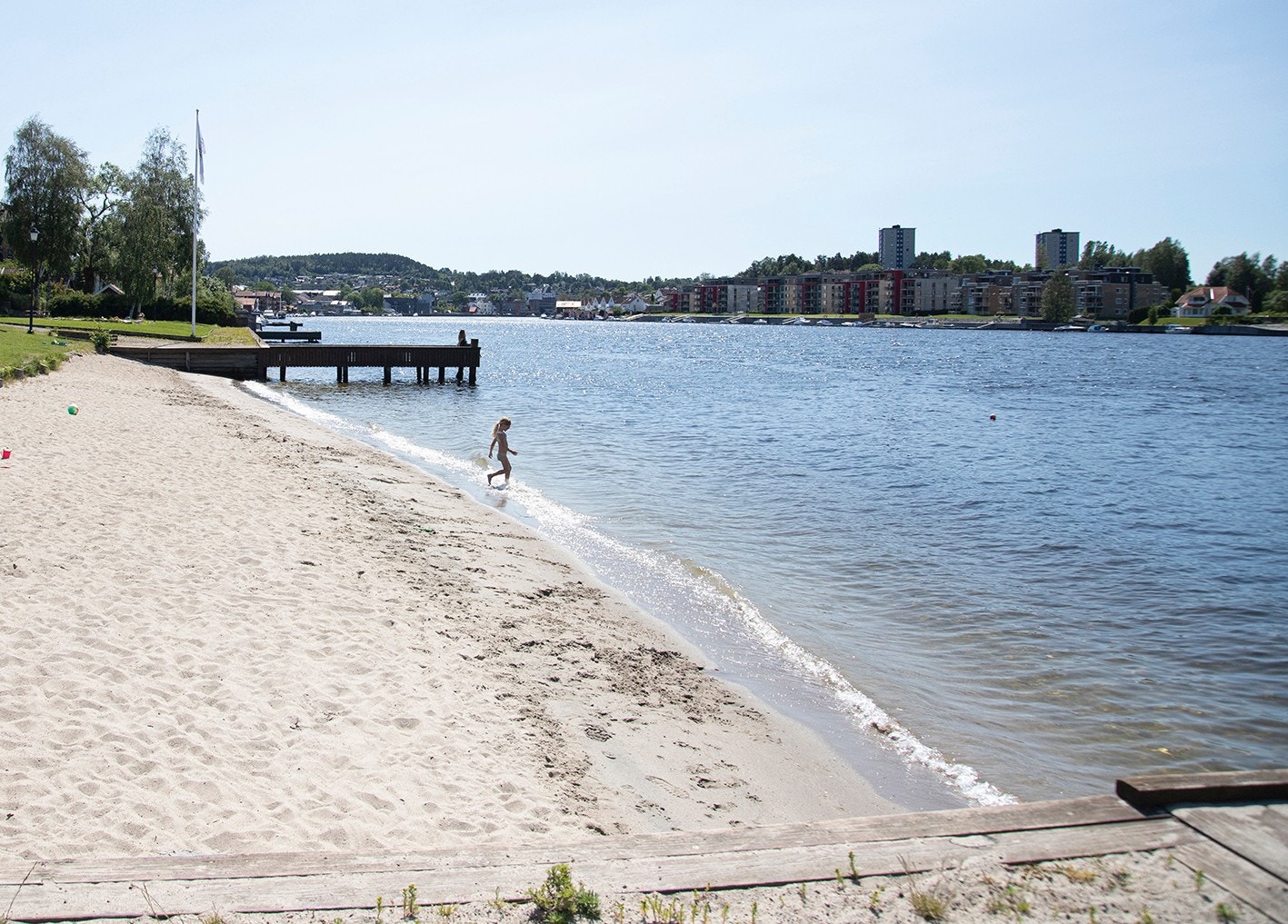 Et steinkast fra leilighetsbygget finner du nydelige Osebakkenstranda. En idyllisk badeplass i med finkornet sandstrand, gressplener, badstue og brygge. Galleribilde