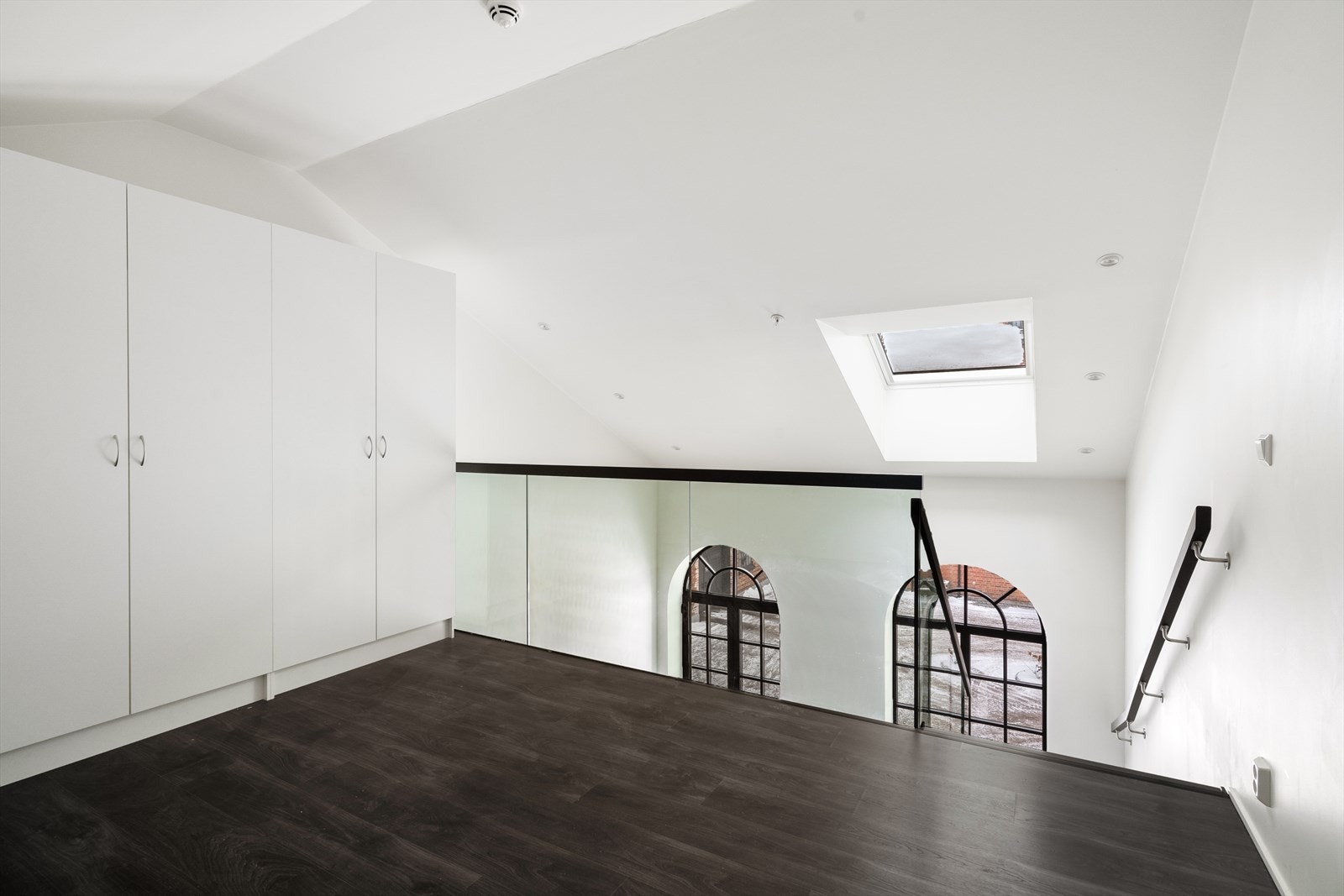 Soverommet på mesaninen er av god størrelse med god plass til dobbeltseng og annen mindre møblering. Her er det garderobeskap med god plass til klesoppbevaring. Galleribilde