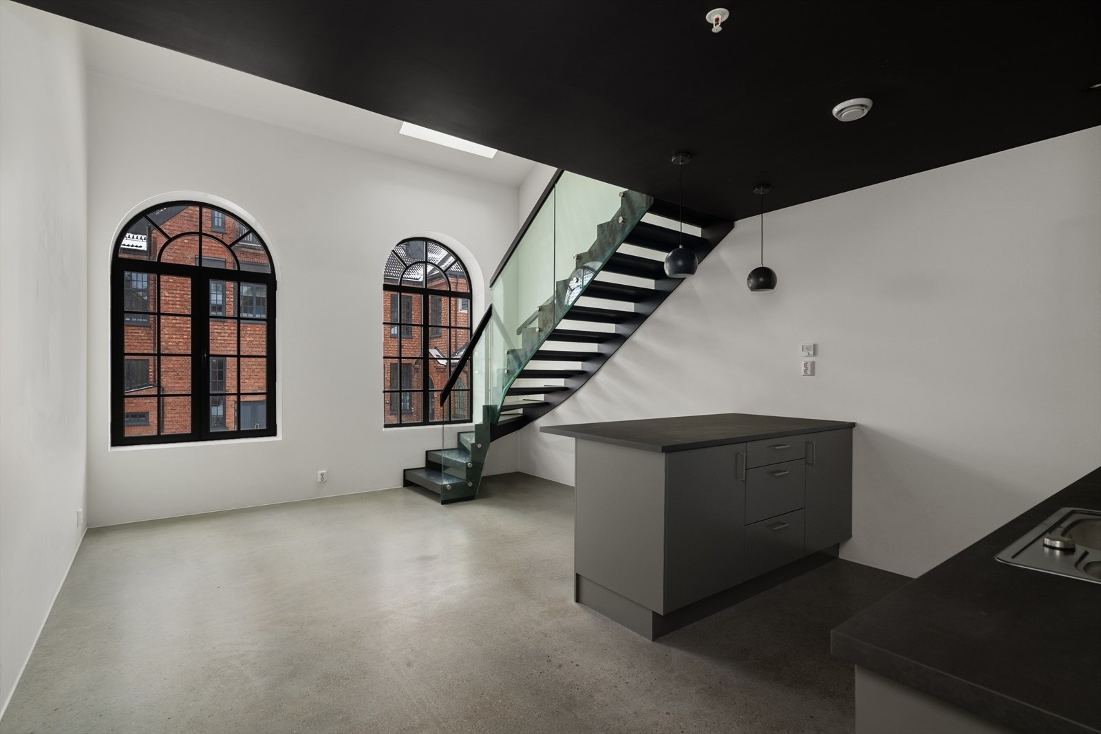 Lekker stue som ligger i sosial og åpen løsning med kjøkkenet. Galleribilde