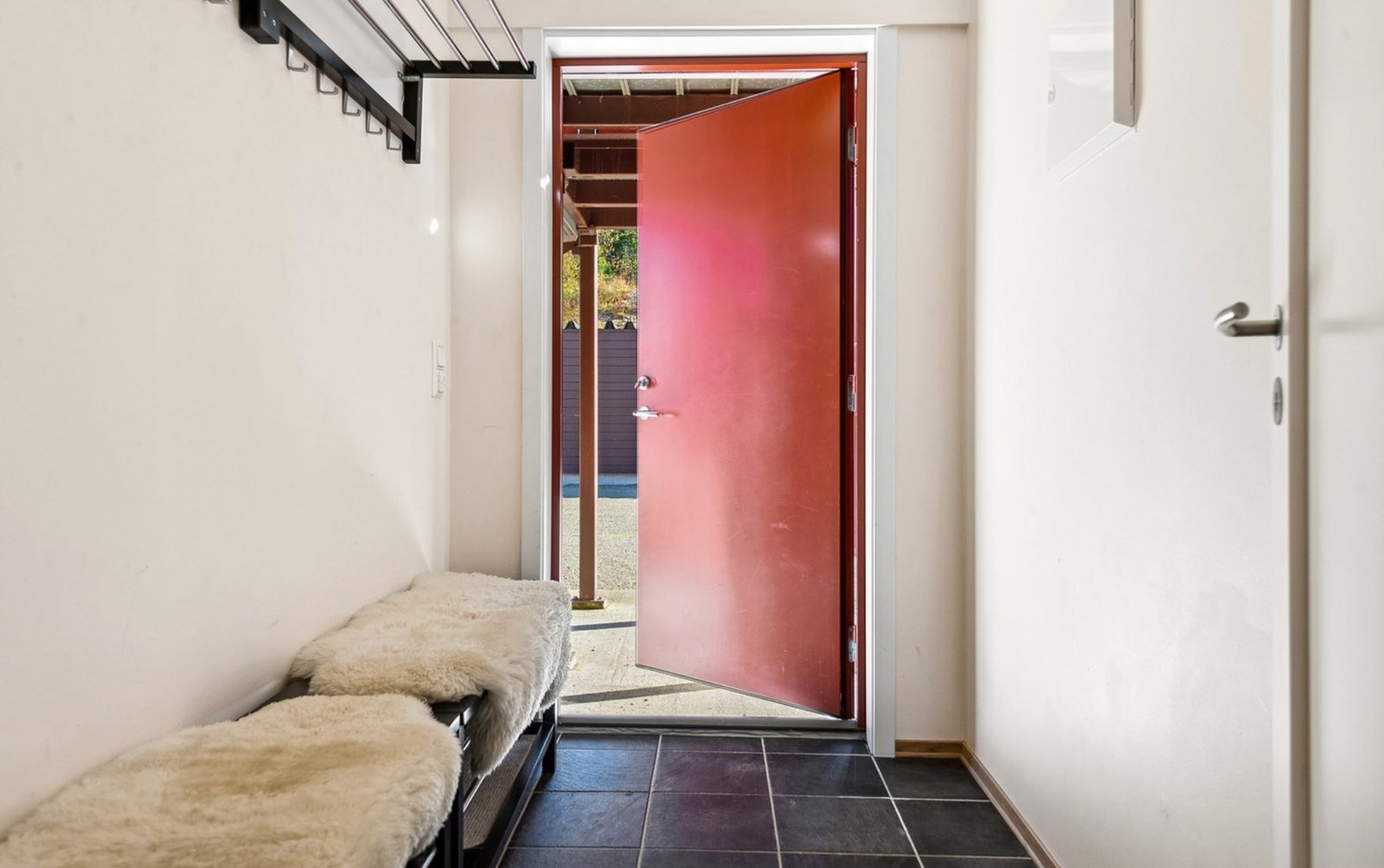 Gangen skaper en fin velkomst inn til leiligheten. Galleribilde