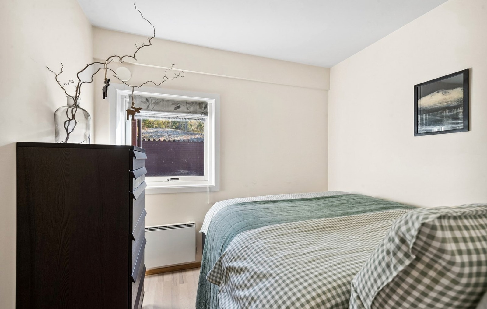 Soverom med rolig atmosfære og naturlig lysinnslipp. Galleribilde