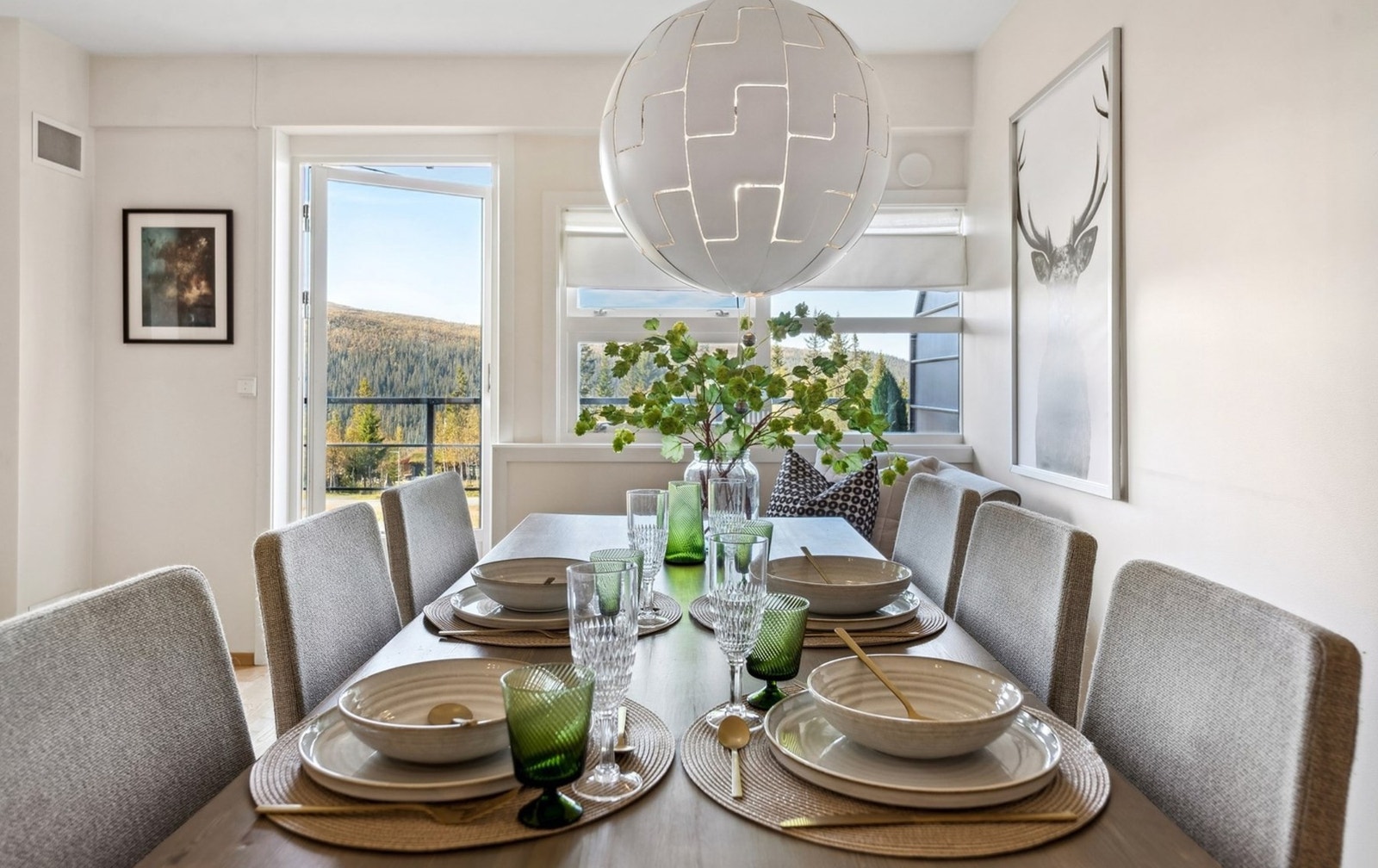 Trivelig spiseplass med utsikt og naturlig lys. Galleribilde