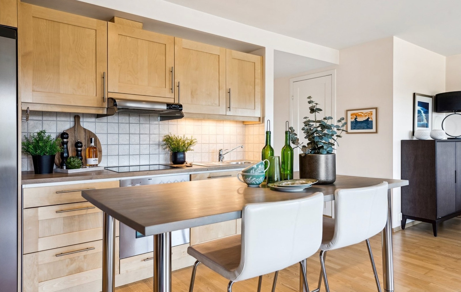 Åpen kjøkkenløsning - perfekt for sosiale sammenkomster. Galleribilde