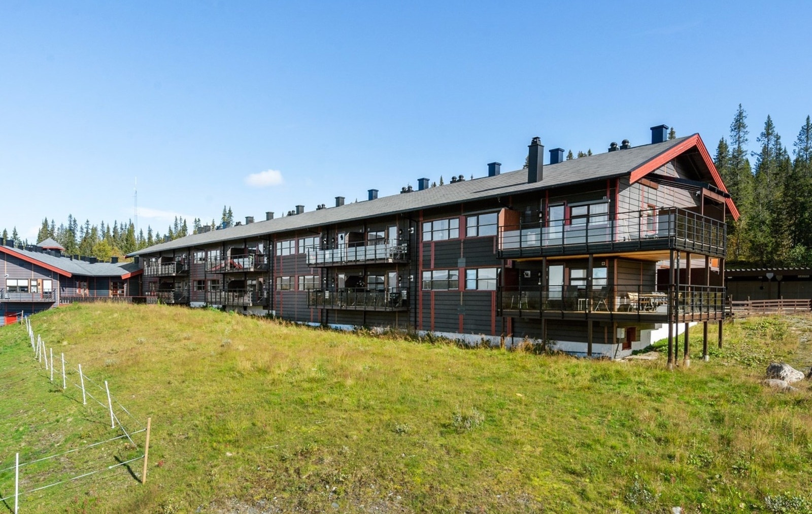 Solrikt og åpent uteområde med god plass rundt bygget. Galleribilde