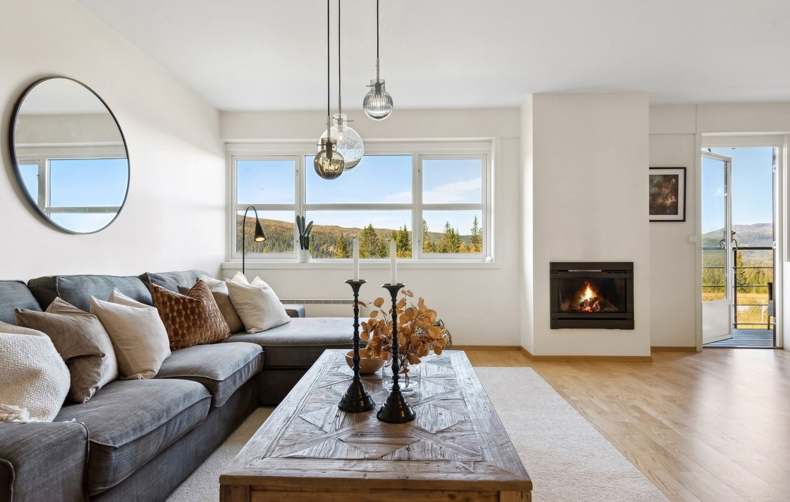 Åpen stue med peis og store vindusflater. Galleribilde