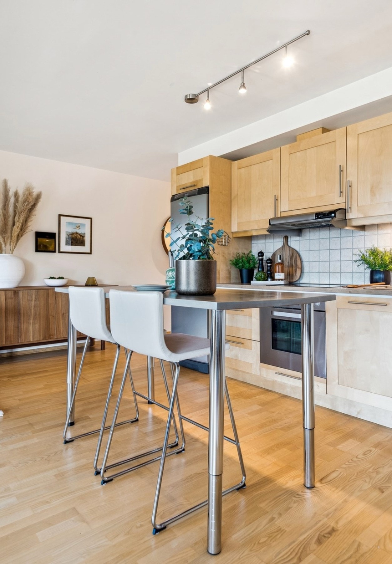 Gjennomført kjøkken med god oppbevaring og stilrene detaljer. Galleribilde