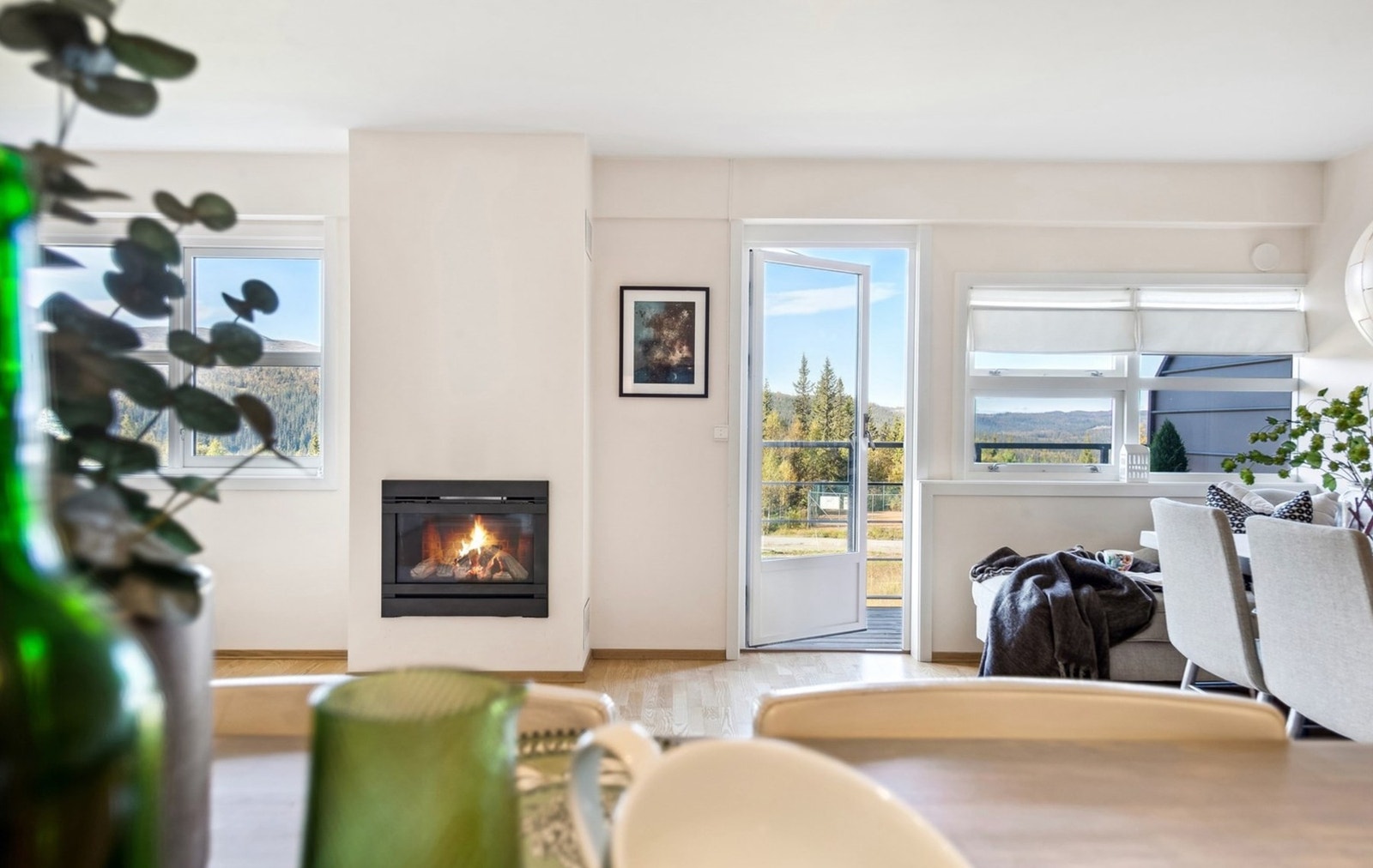 Romslig oppholdsrom med god plass til både sofa og spisebord. Galleribilde