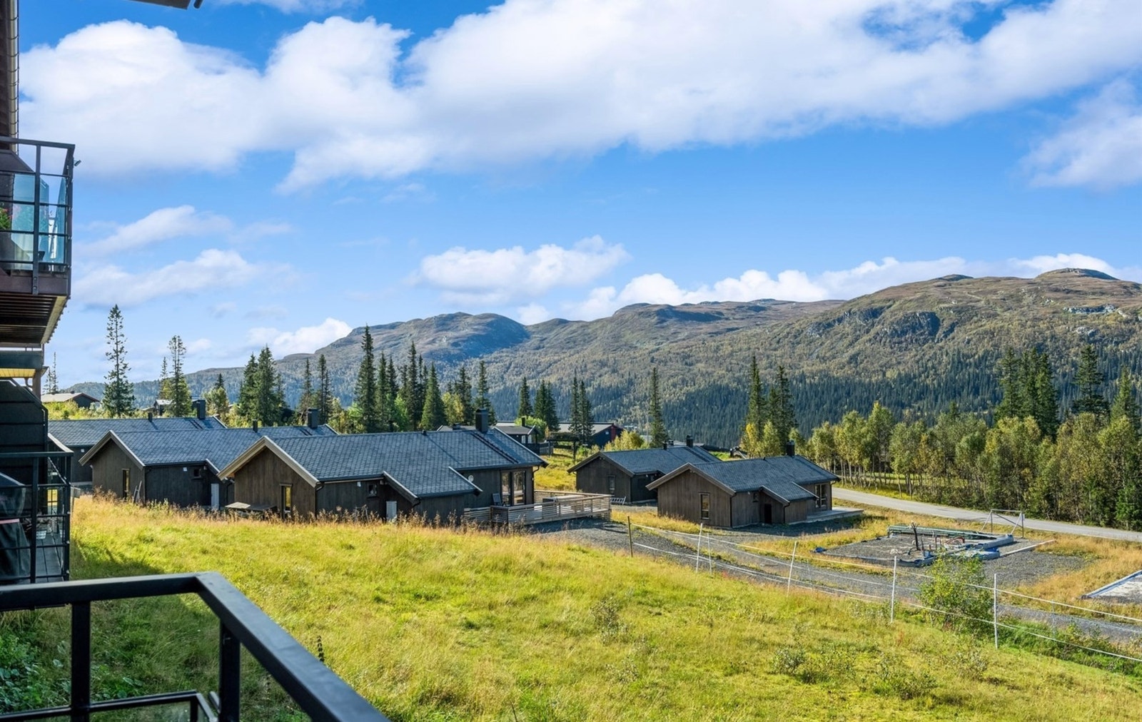 Nydelig utsikt mot fjell og vidder rett fra området. Galleribilde