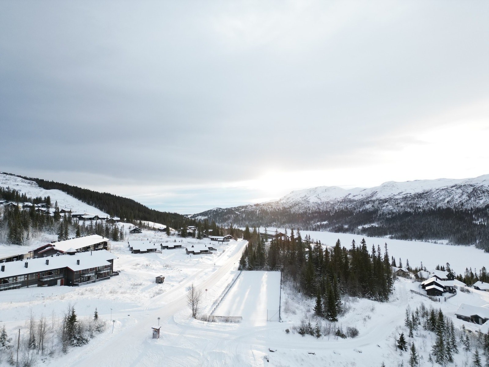 Spåtind, her ser du leilighetene på venstre side, og det koselige hyttefeltet og hotellet. Galleribilde