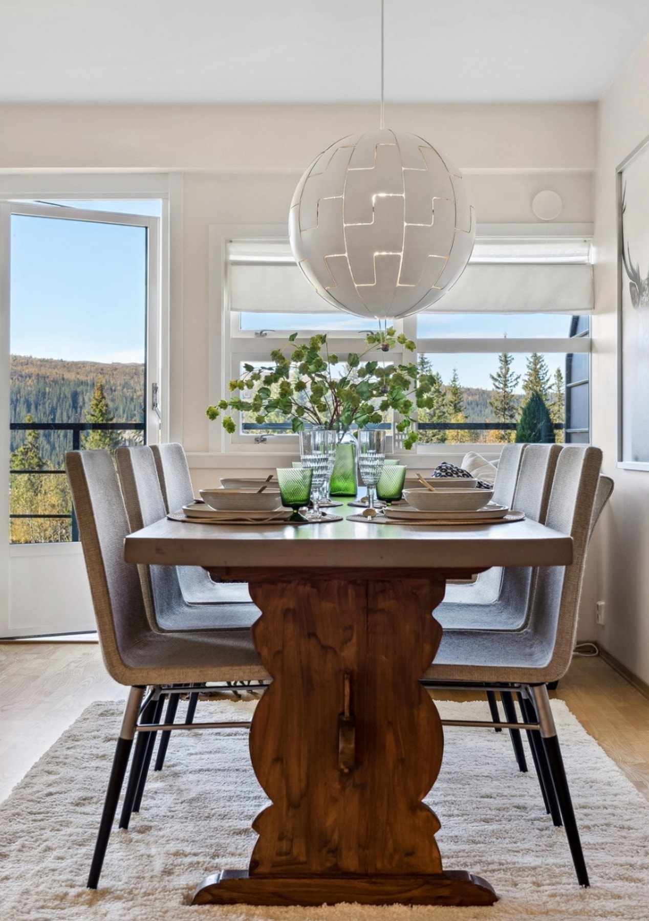 Spisestue med hyggelig atmosfære og god plass til gjester. Galleribilde