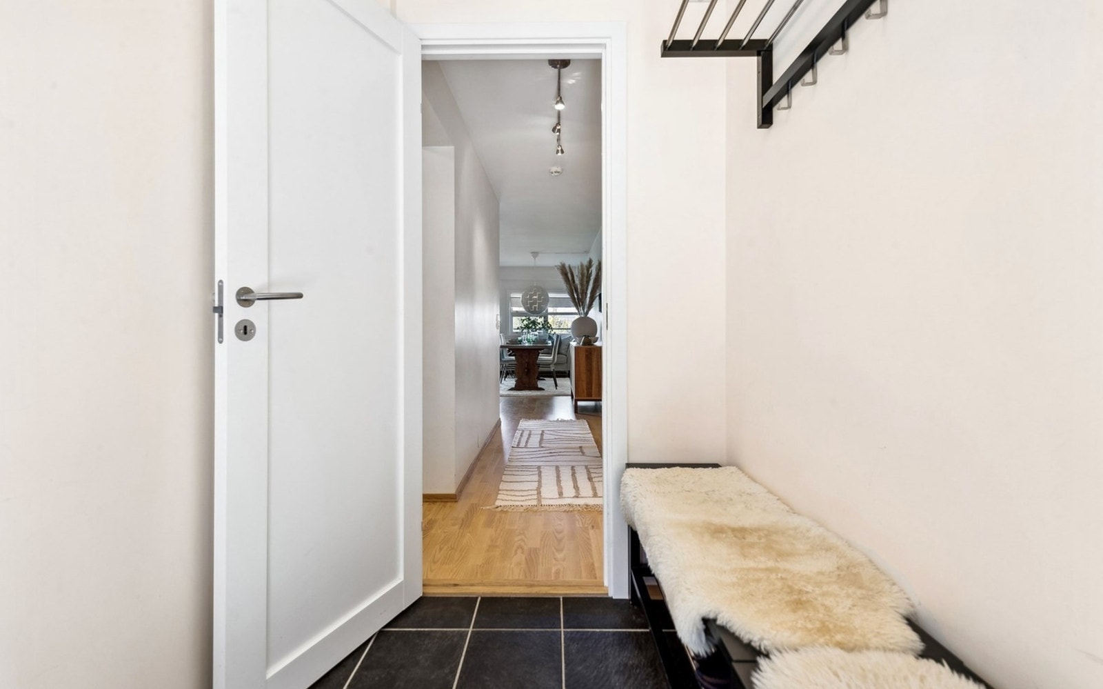 God plass til å henge fra seg yttertøy. Galleribilde