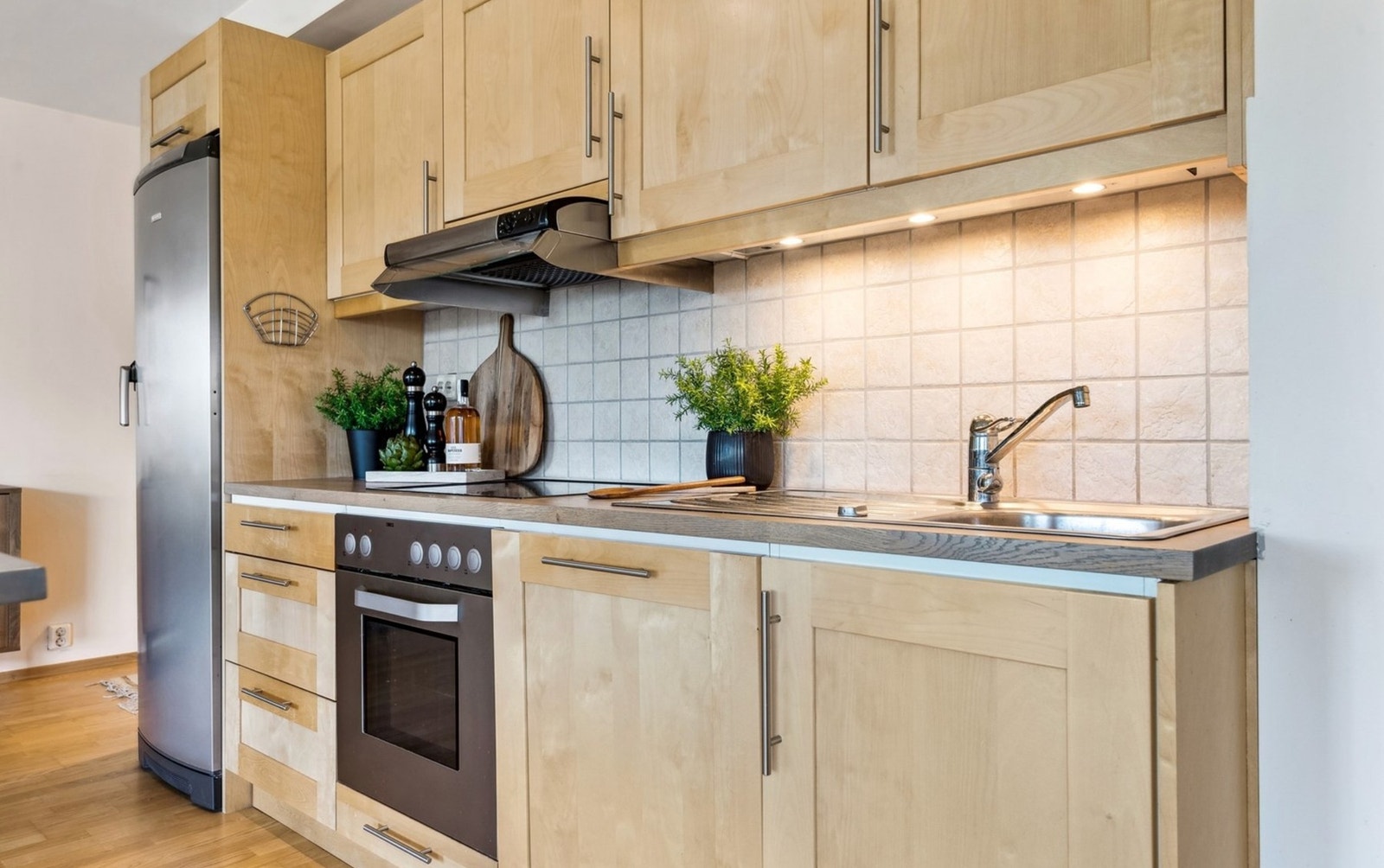 Praktisk og funksjonelt kjøkken med god arbeidsflate. Galleribilde