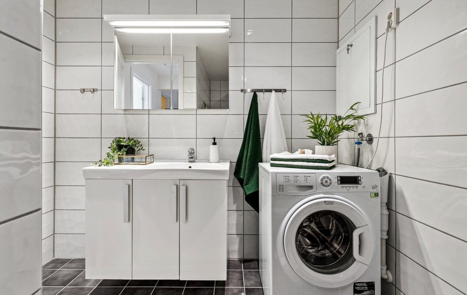 Bad med opplegg for vaskemaskin og god oppbevaringsplass. Galleribilde