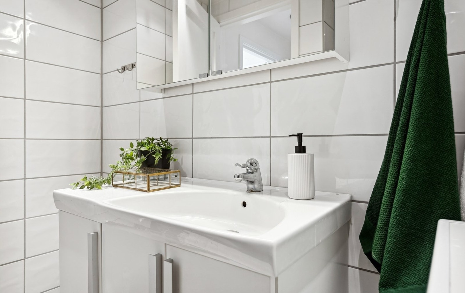 Delikat bad med moderne innredning og lyse fliser. Galleribilde