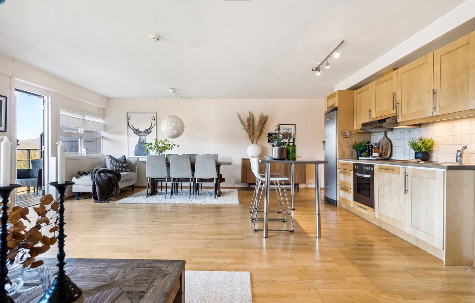 Sosial og åpen løsning mellom kjøkken og stue. Galleribilde