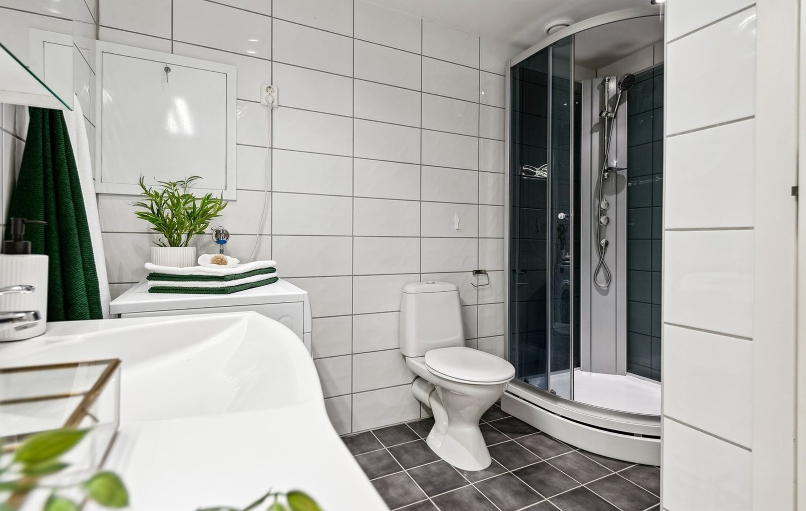 Helhetlig og praktisk baderomsløsning med dusj og toalett. Galleribilde