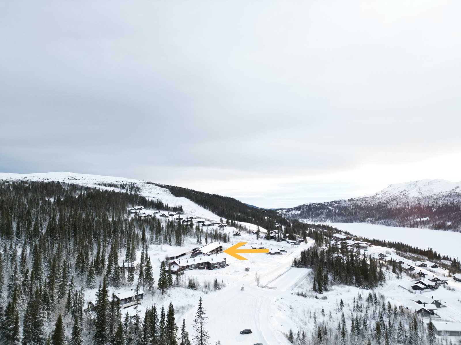 Bak leilighetene er det alpinbakke, den skal gjenåpnes med ny heis 2026/27 ifølge eierne av hotellet. Galleribilde