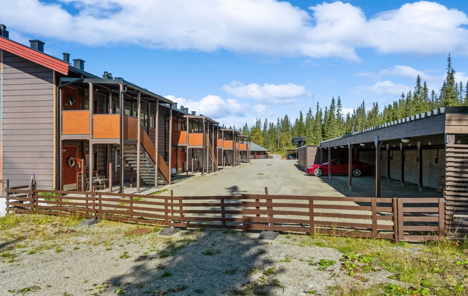 Hyggelig fellesområde med luft mellom byggene. Galleribilde