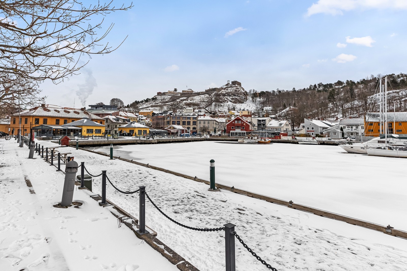 Det maritime miljøet rundt havna gir en fin kombinasjon av by og natur. Galleribilde