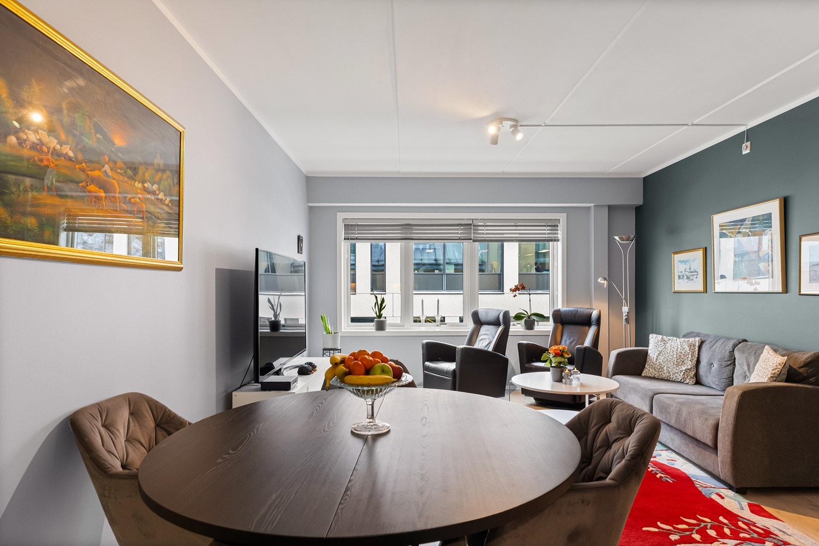 Lys stue med plass til både sofakrok og spisebord, slik at rommet enkelt kan møbleres etter behov. Galleribilde