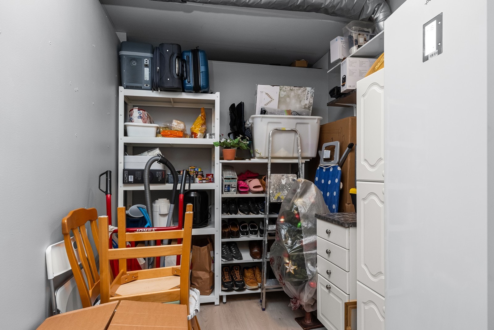 Til leiligheten følger en praktisk bod med god plass for lagring. Boden er beliggende i samme etasje som leiligheten. Galleribilde