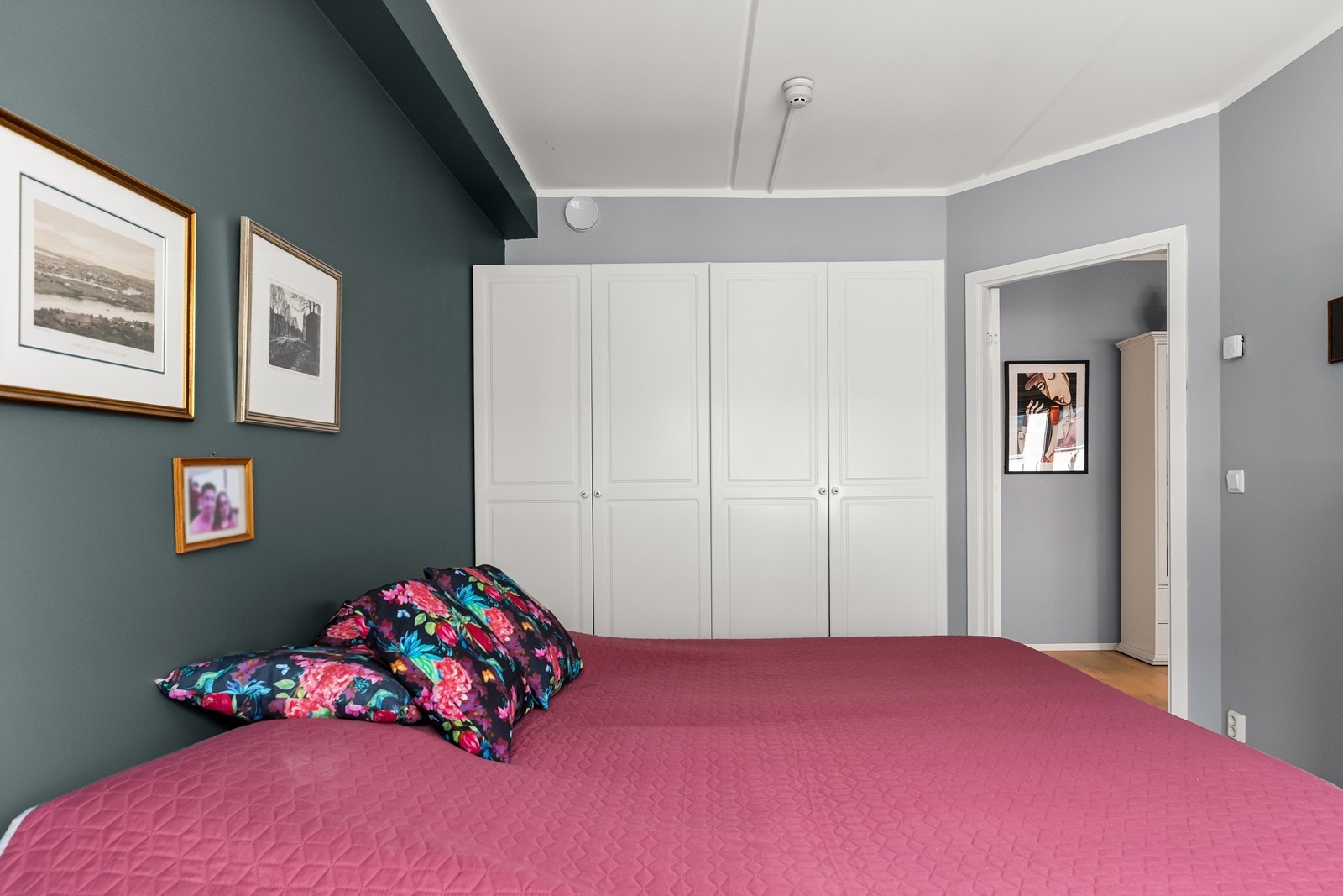 Soverommet er utstyrt med en praktisk garderobeløsning som sørger for effektiv oppbevaring og et ryddig uttrykk Galleribilde