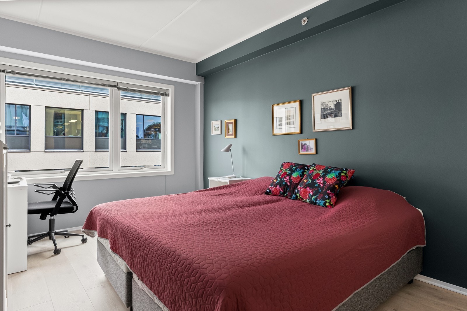 Leiligheten har et romslig soverom med god plass til både seng og øvrig møblement. Galleribilde