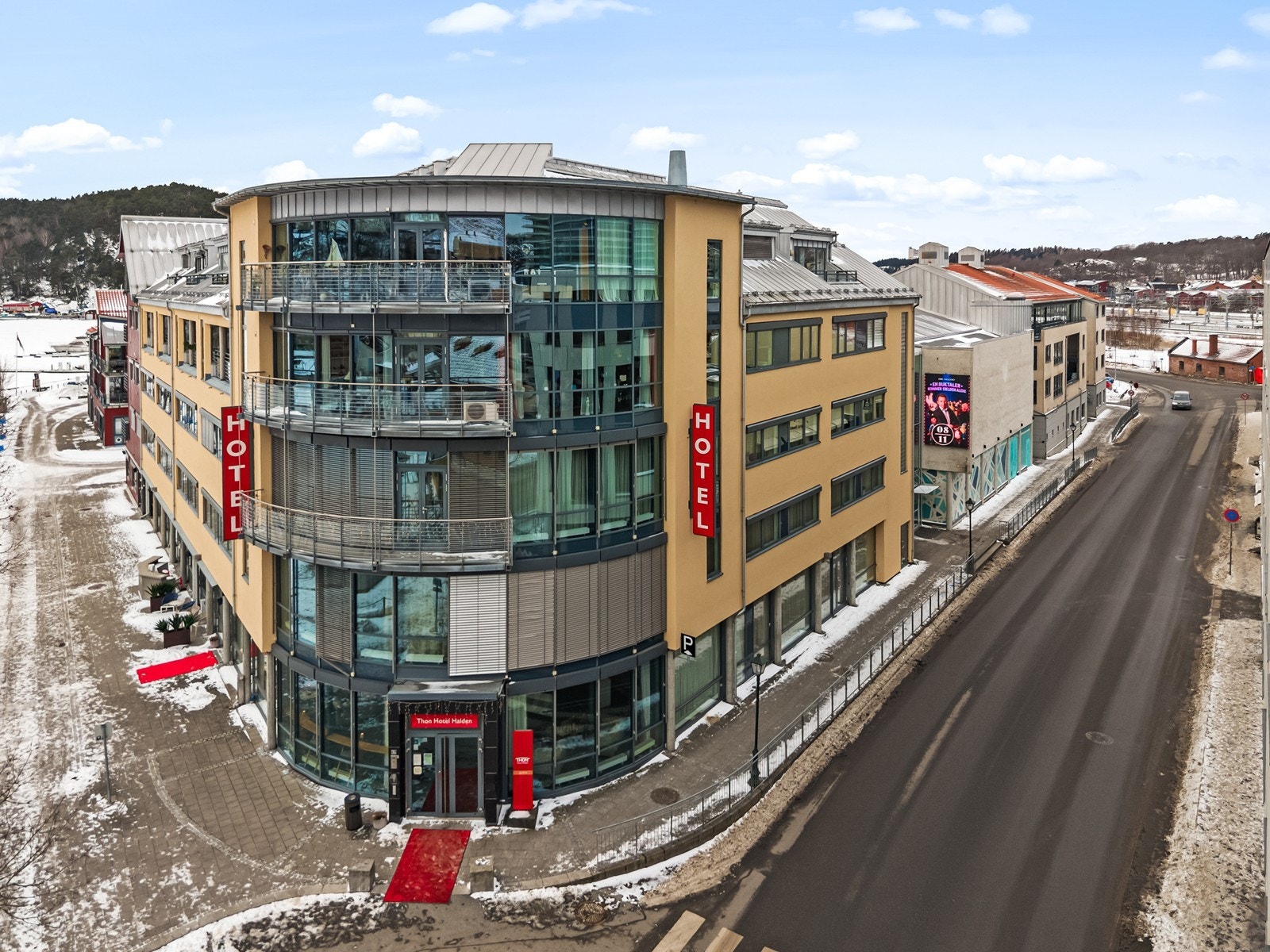 Brygga-området huser også populære kulturtilbud, blant annet Brygga Kultursal, som ligger kun få minutter unna og er et moderne kulturhus med et bredt spekter av konserter, teater og arrangementer. Galleribilde