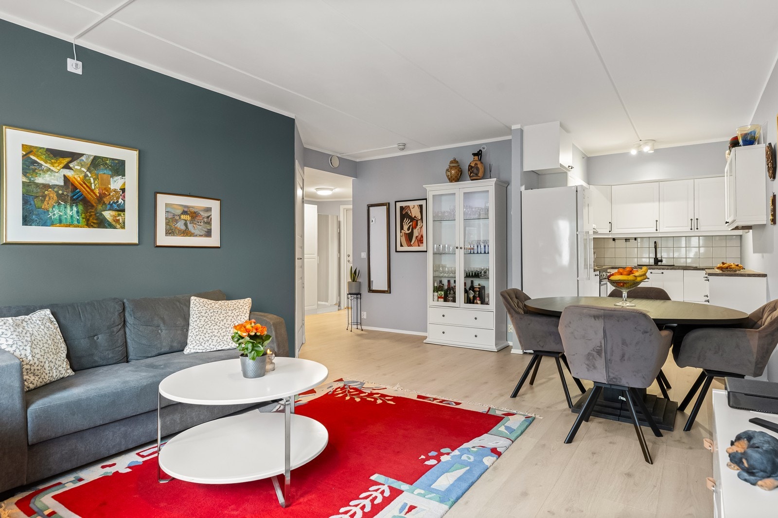 Boligen åpner seg mot en lys og trivelig stue i åpen løsning mot kjøkkenet. Her får du en sosial og effektiv planløsning med rom for både spiseplass og sofagruppe Galleribilde